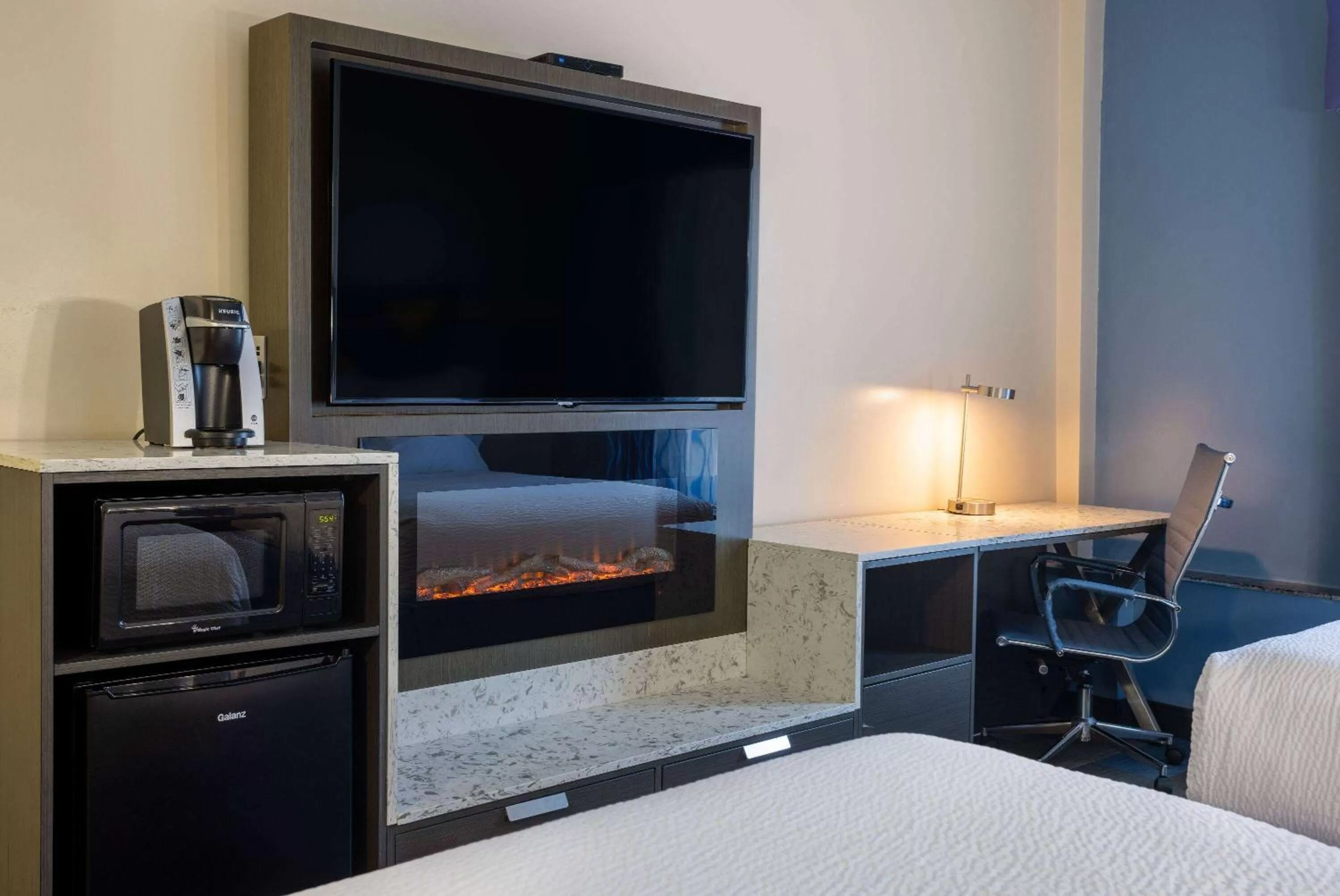 Photo of the whole room, Bed in Days Hotel by Wyndham North Bergen