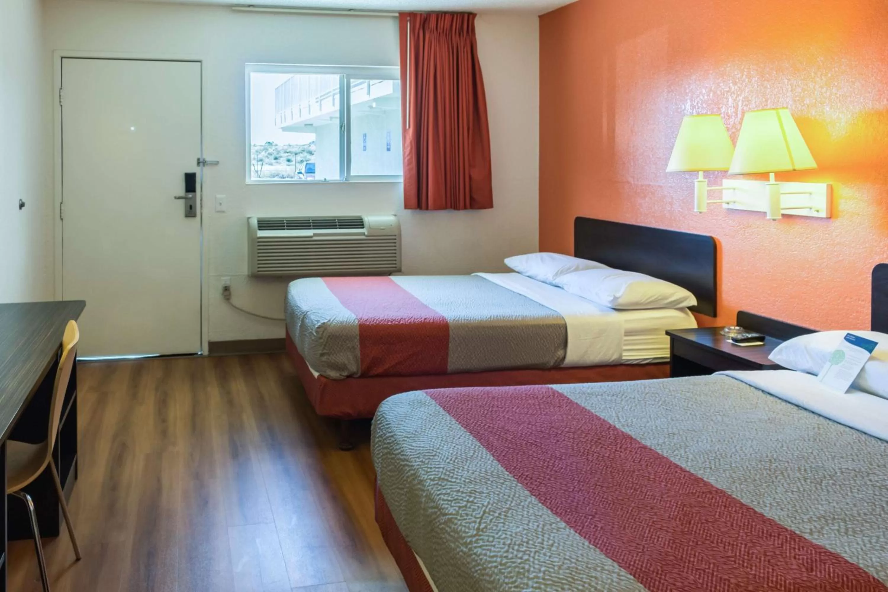 TV and multimedia, Bed in Motel 6-Bakersfield, CA - East