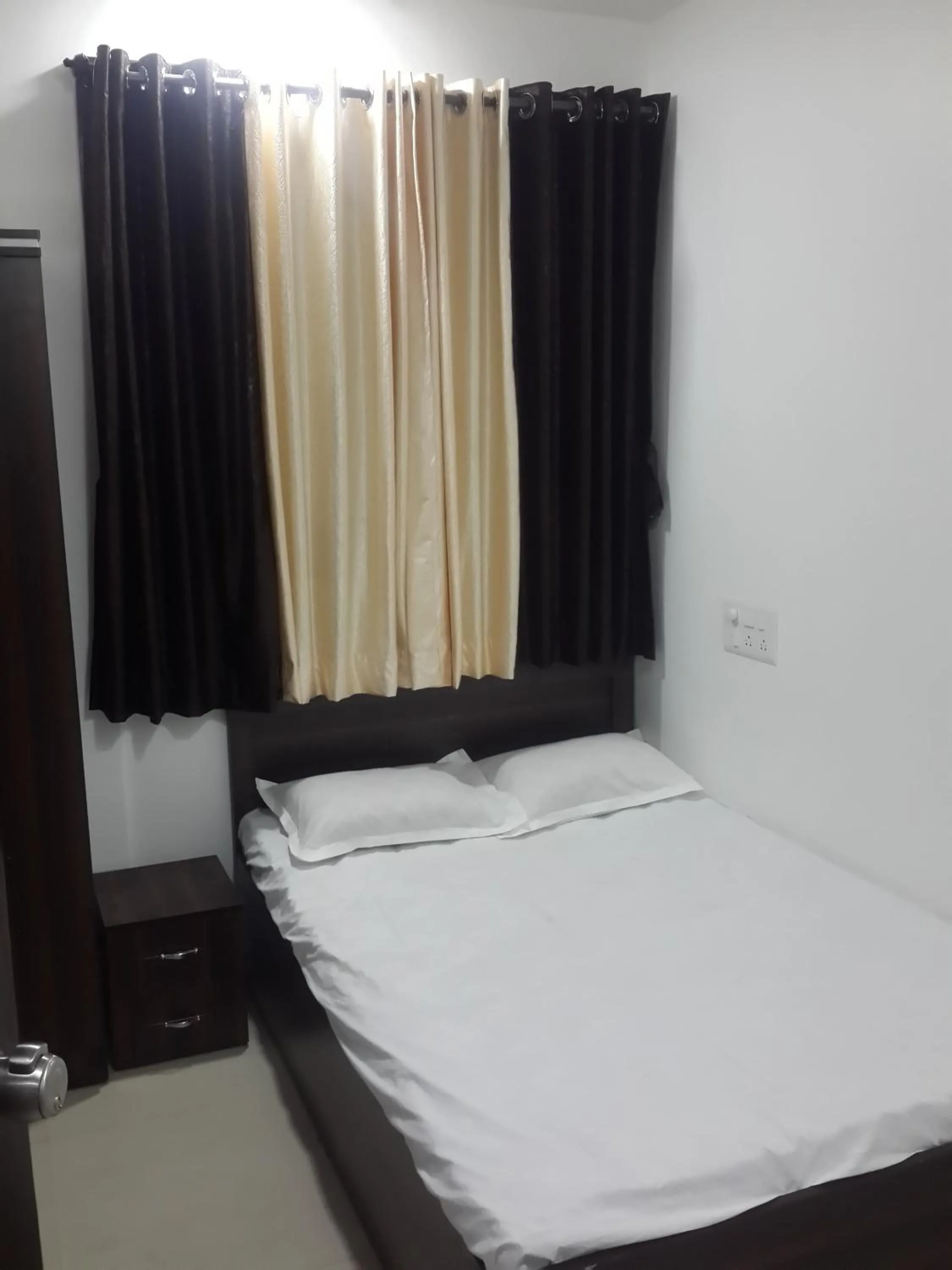 Bathroom, Bed in Hotel Holiday Era Opposite Railway Station