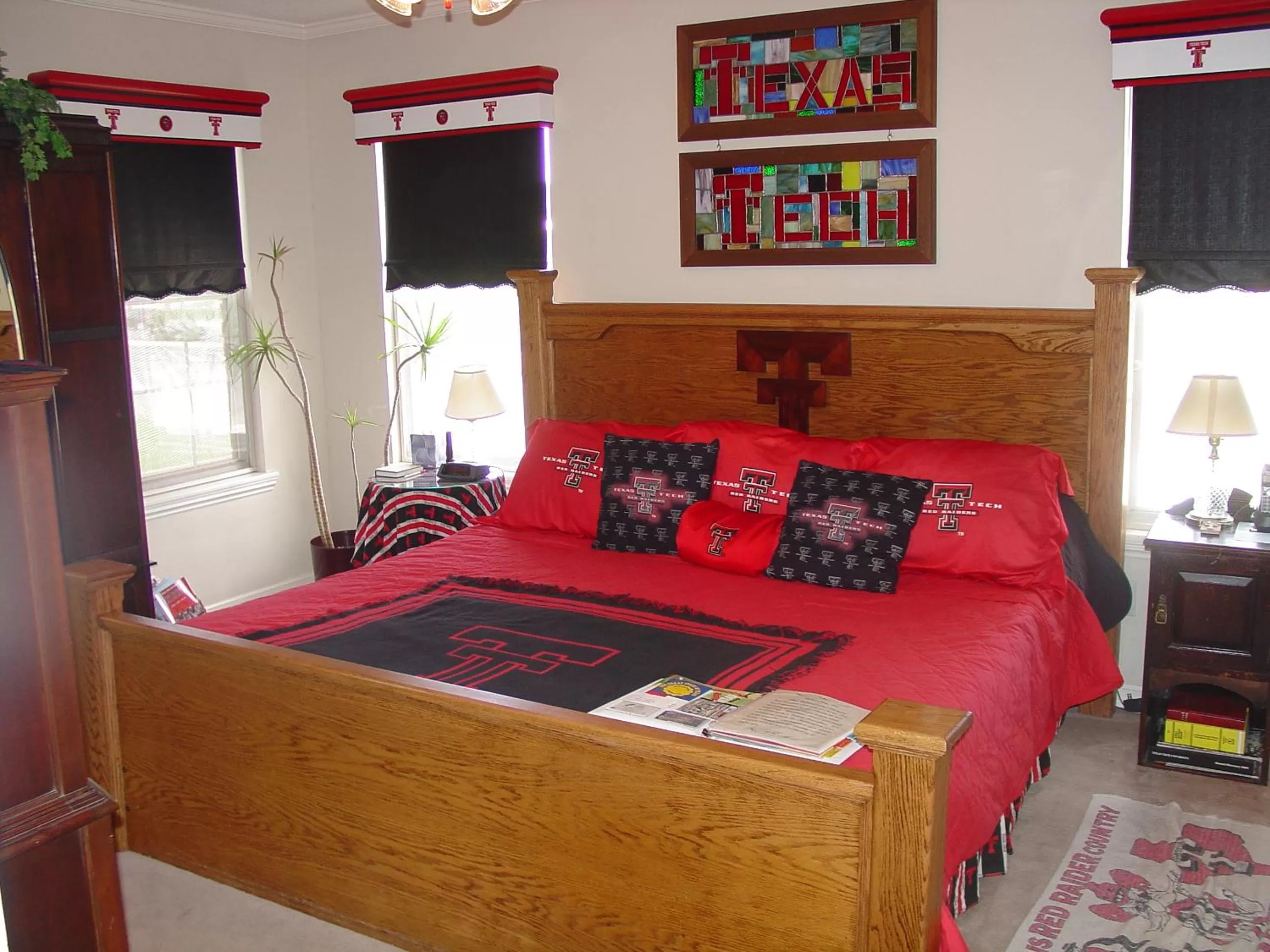 Decorative detail, Bed in Woodrow House Bed & Breakfast
