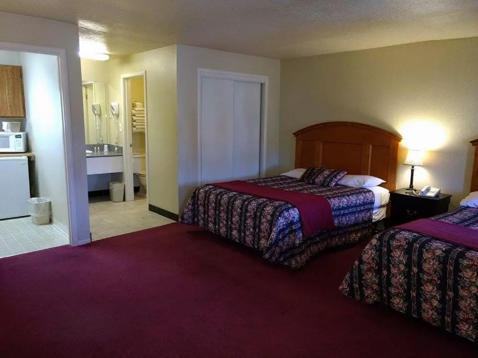 Bed in Travelers Motel