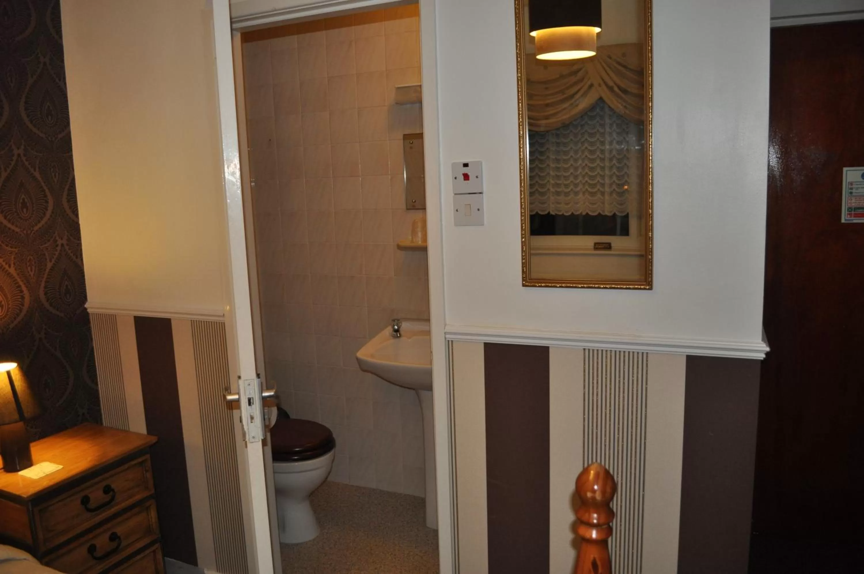 Toilet in The New Guilderoy Hotel