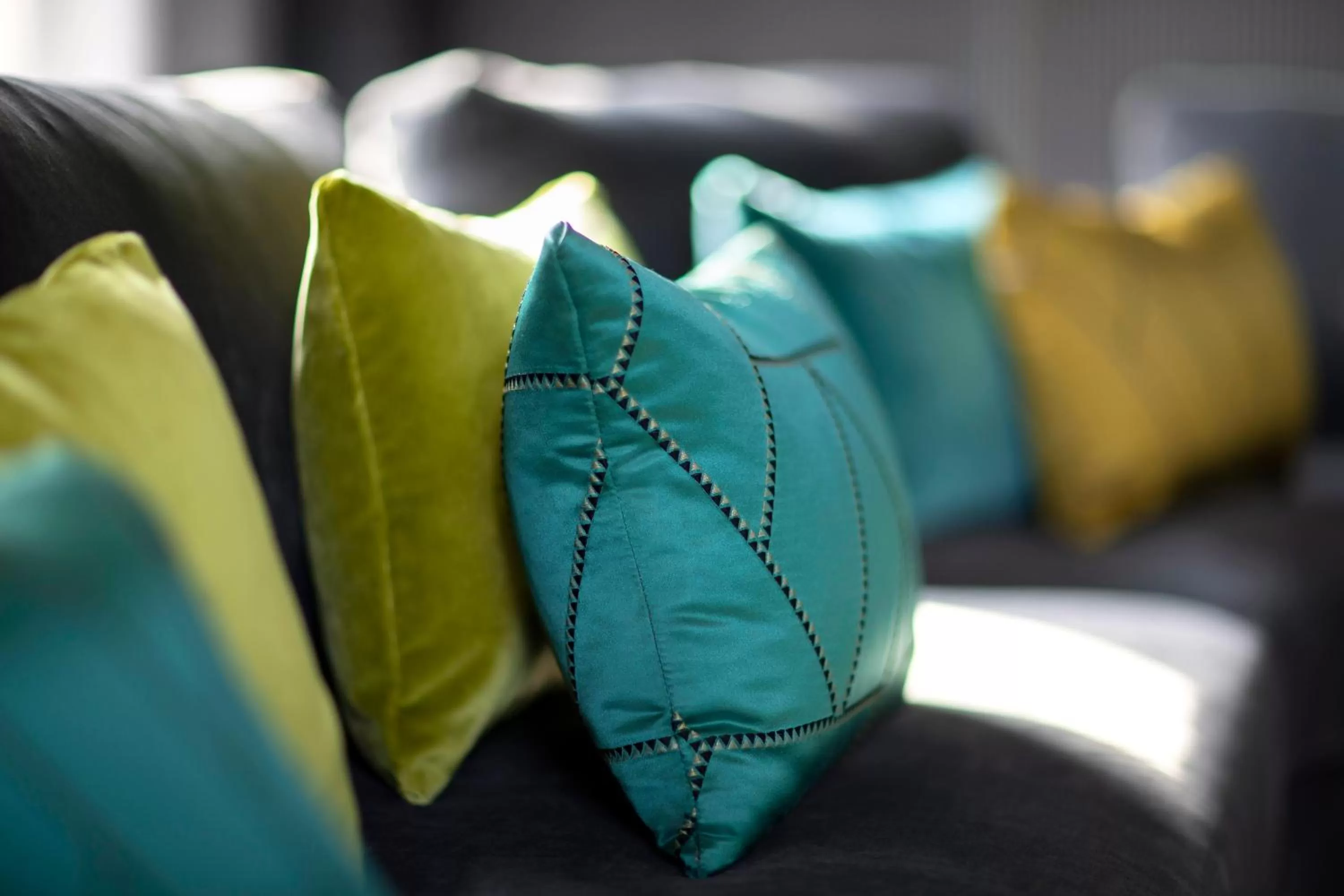 Communal lounge/ TV room in Hotel Plaza e de Russie - Relais & Châteaux