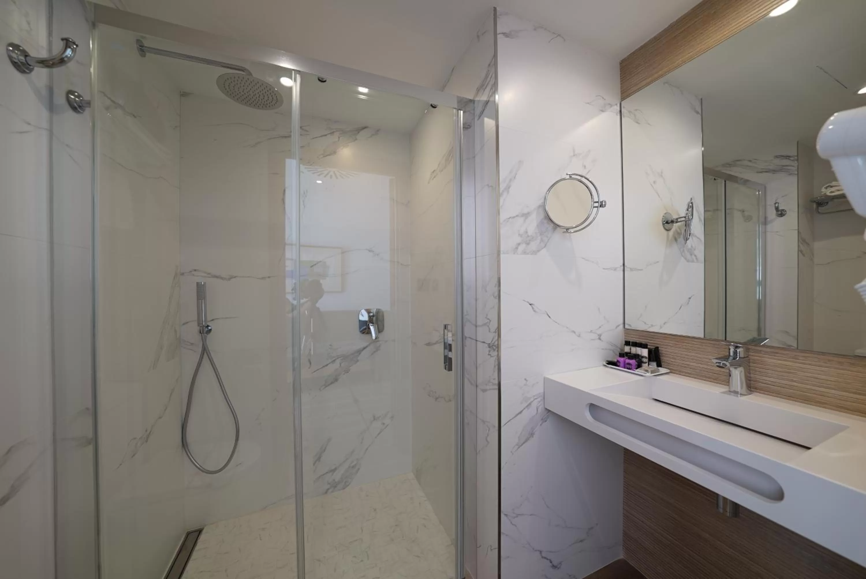 Shower in Hotel Artmadams