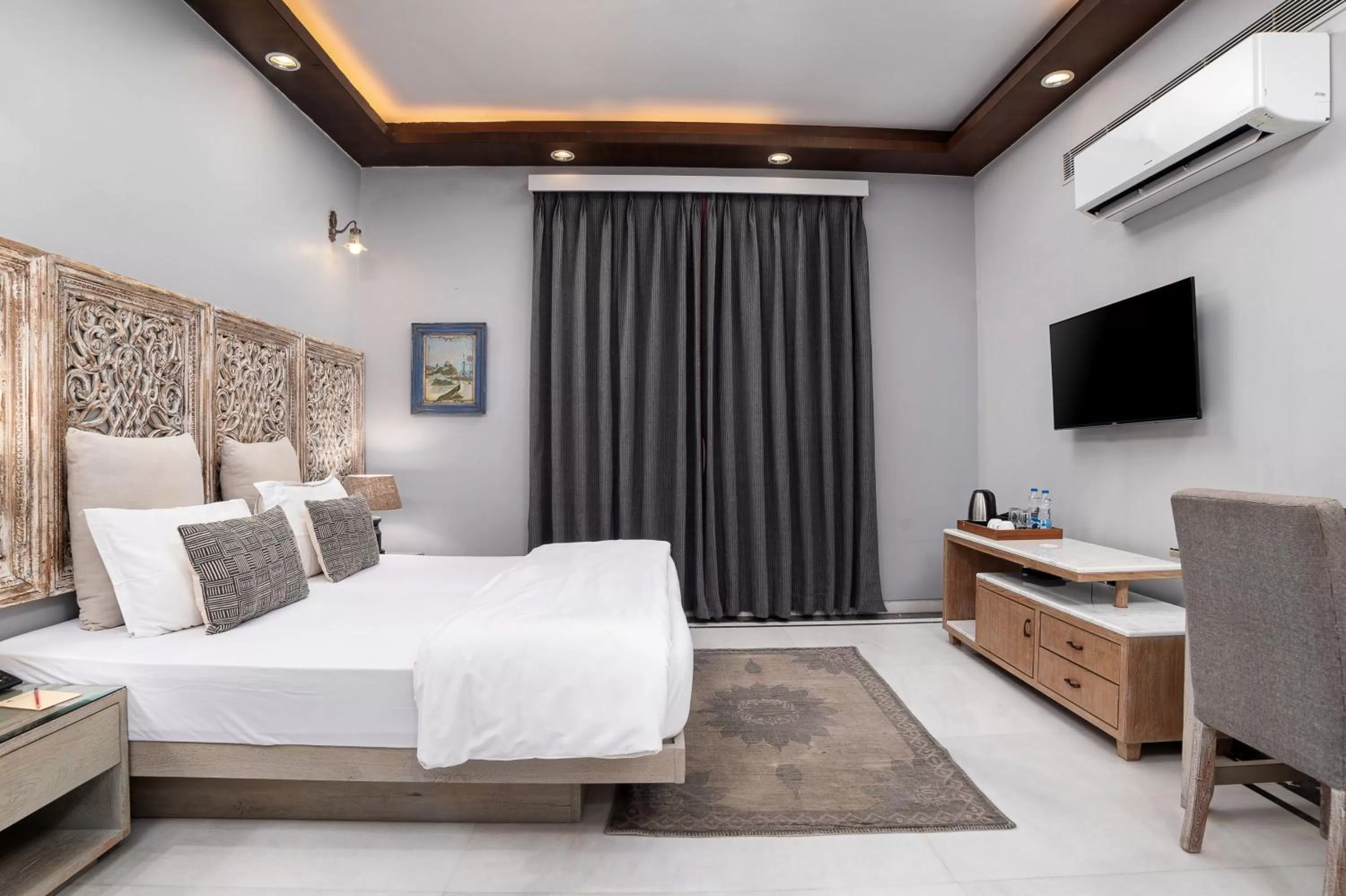 Bedroom, Bed in The Almond Tree