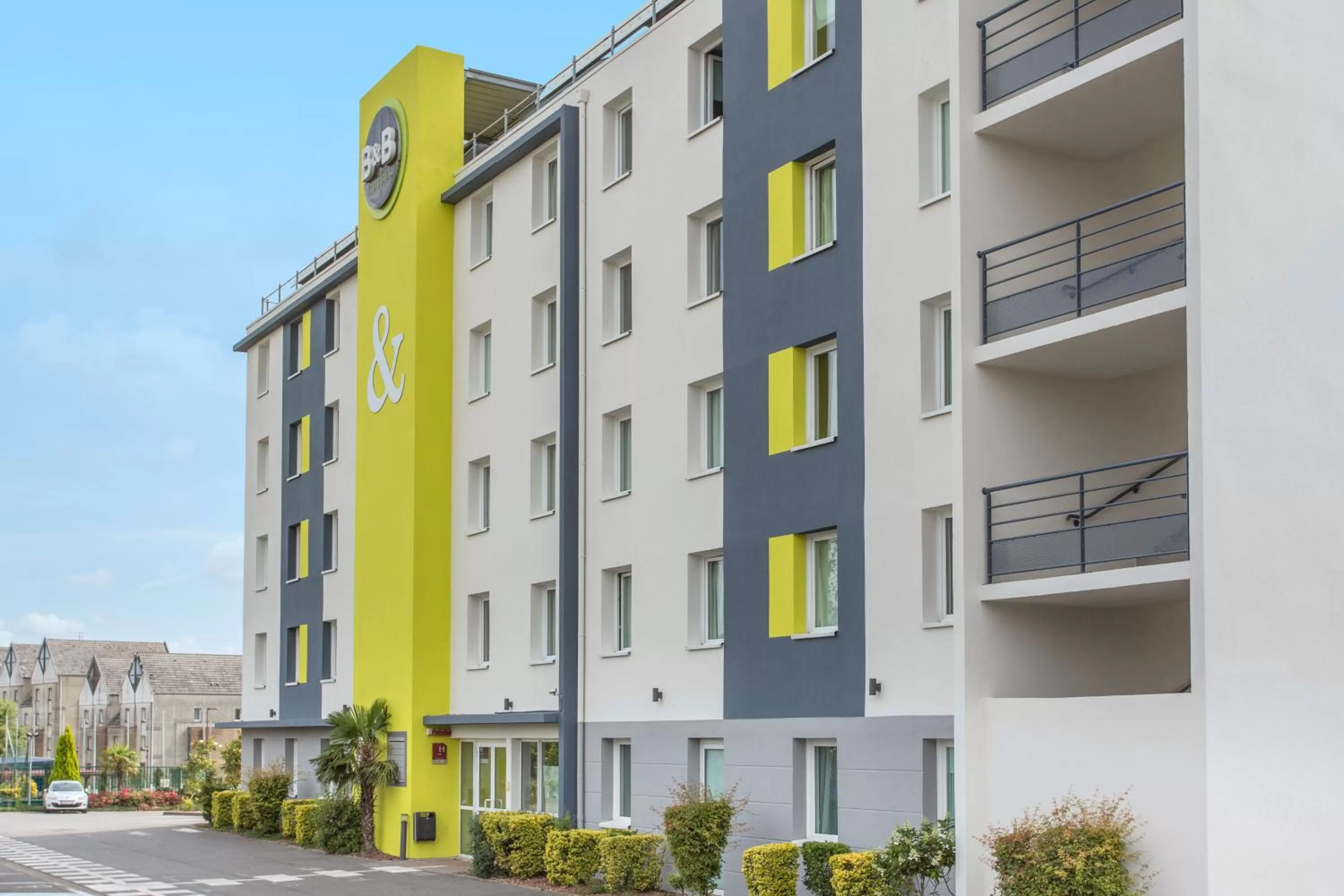 Facade/entrance in B&B HOTEL Valenciennes Marly