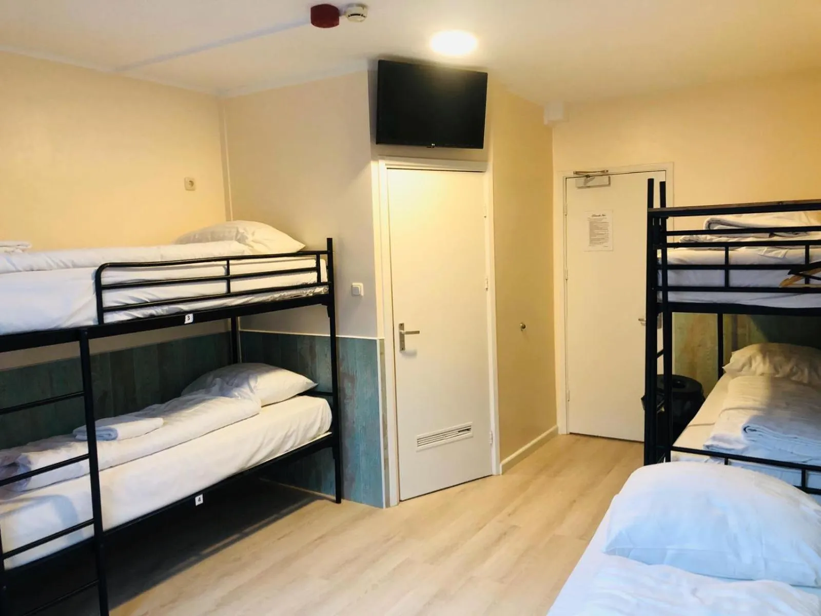 Photo of the whole room, Bed in Hotel Damrak Inn