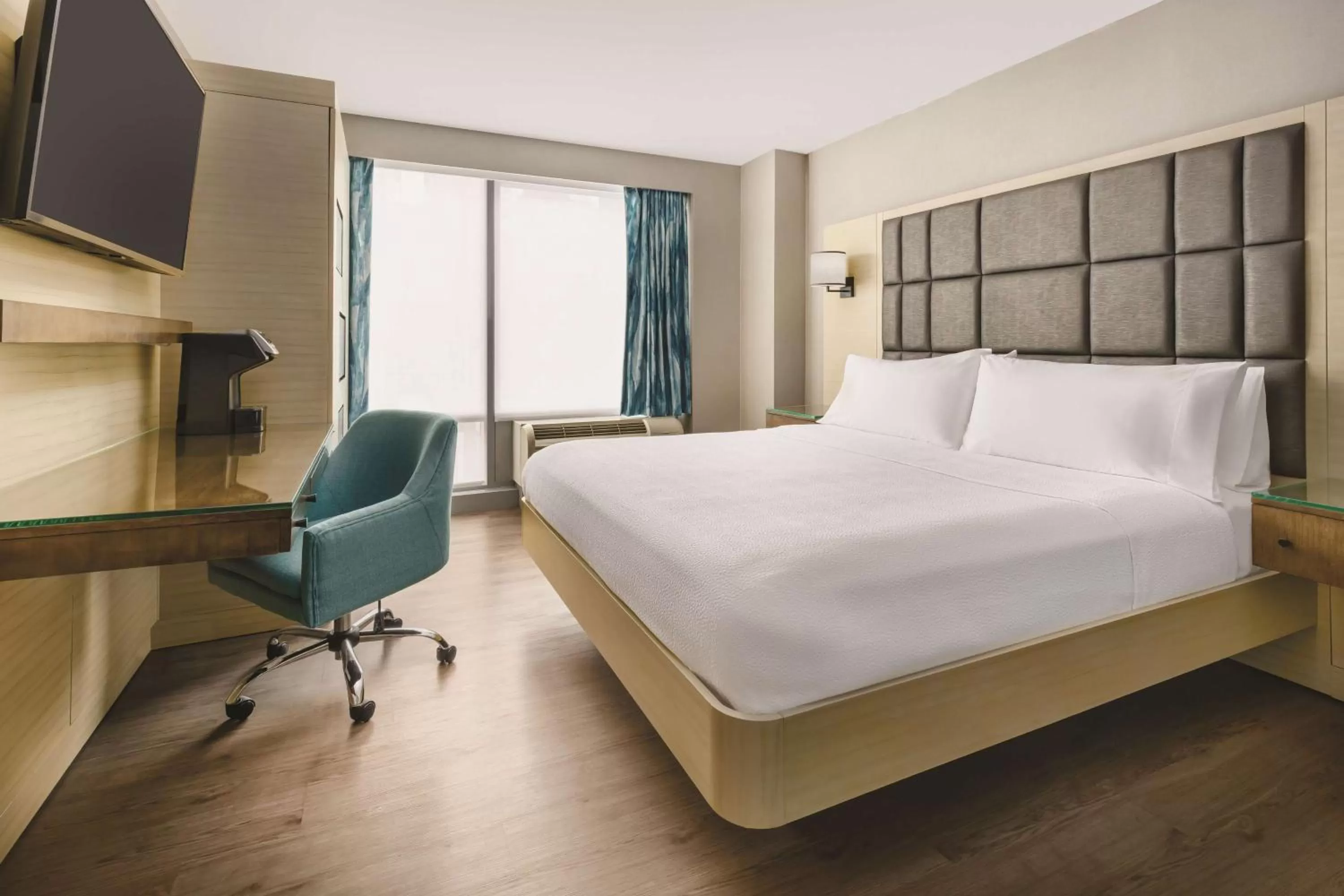 Bedroom, Bed in Hilton Garden Inn New York Times Square North