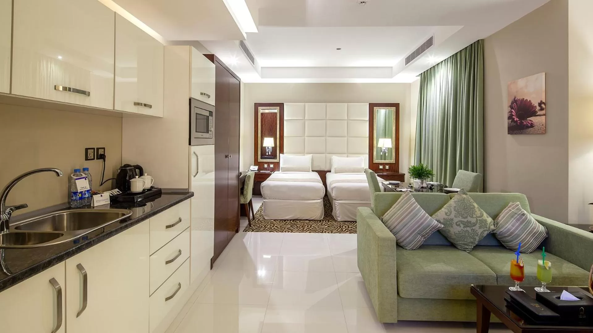 Kitchen or kitchenette in Western Lamar Hotel