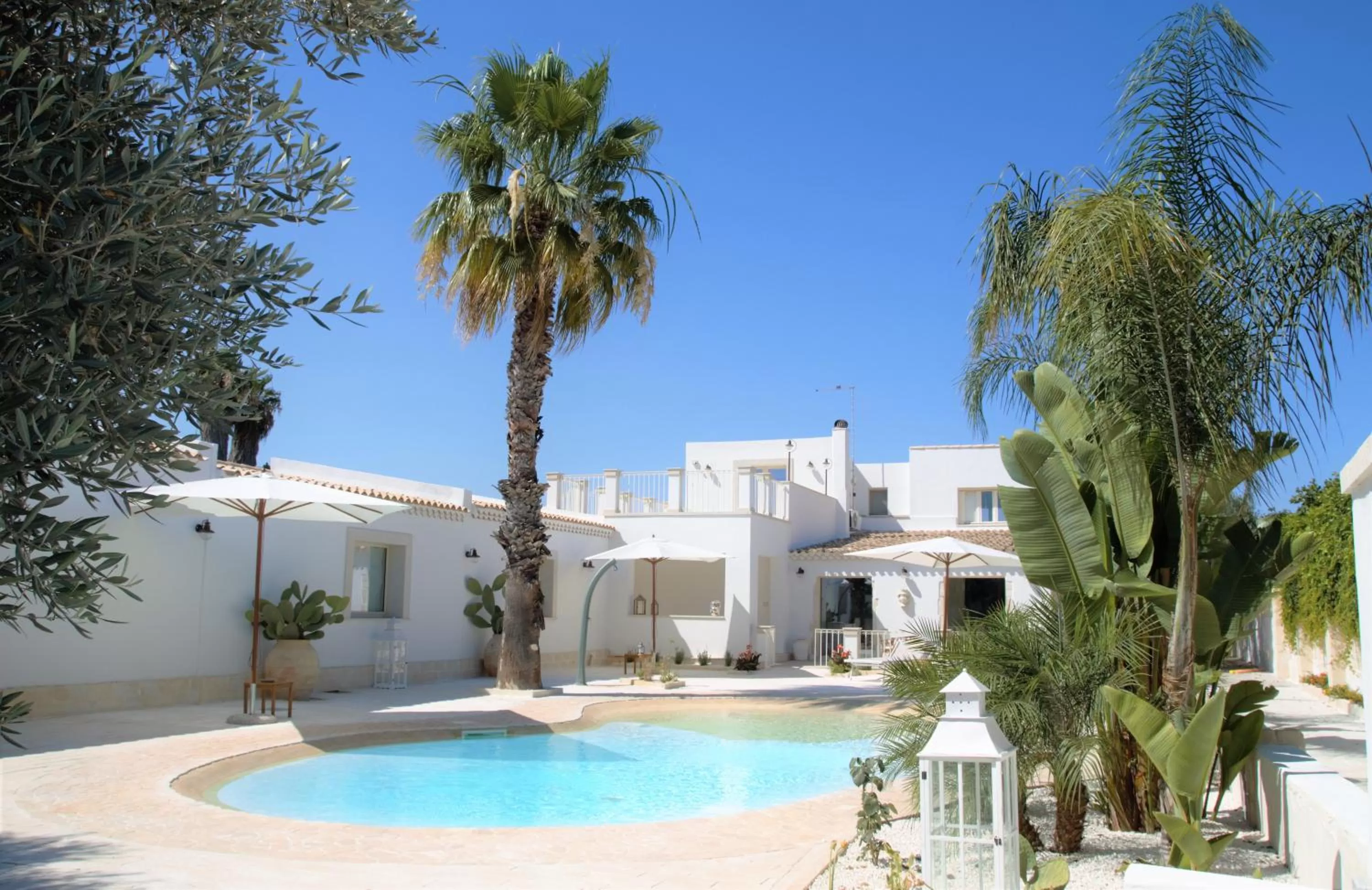 Property building, Swimming Pool in Abbèntu B&B