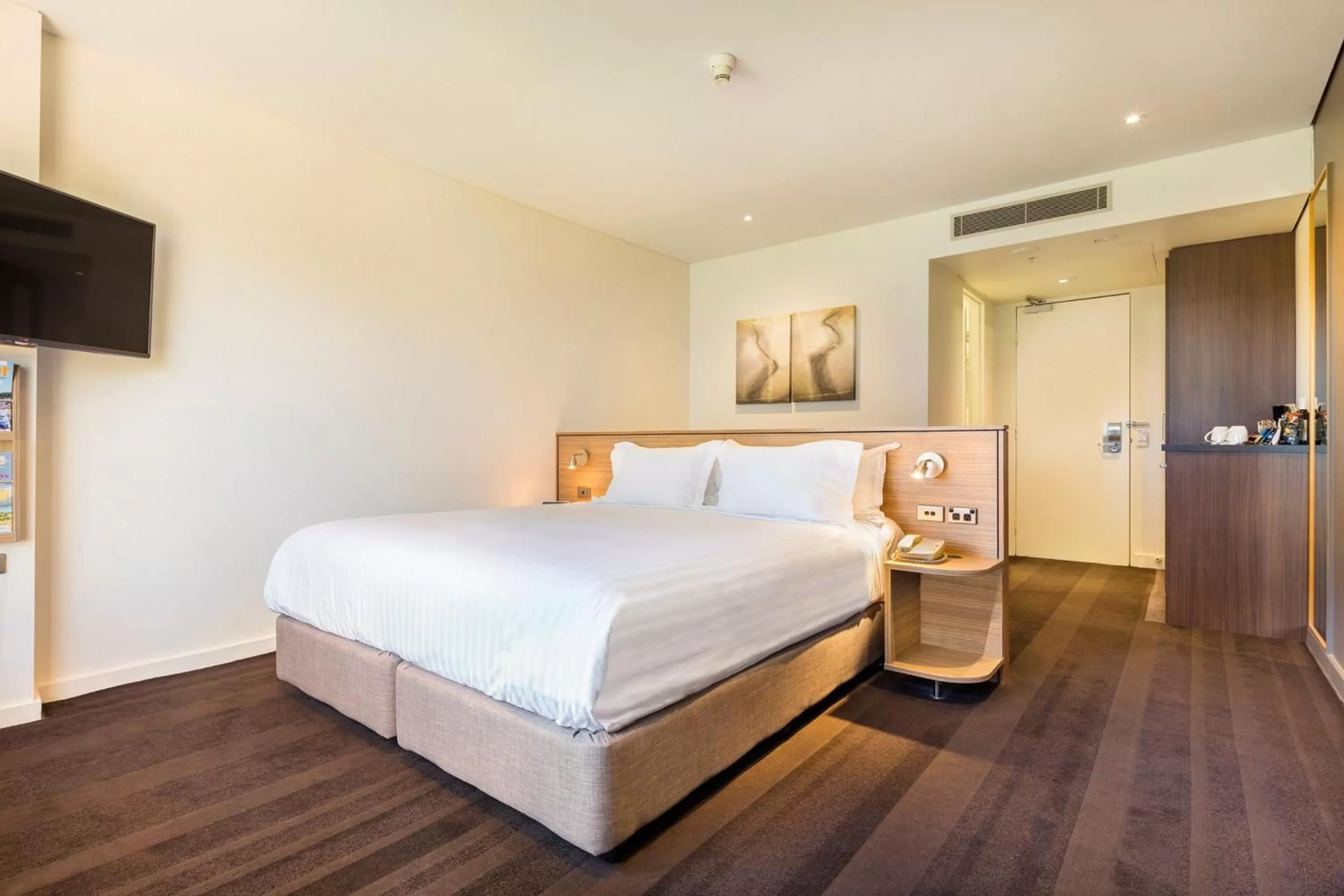 Photo of the whole room, Bed in Crowne Plaza Canberra by IHG