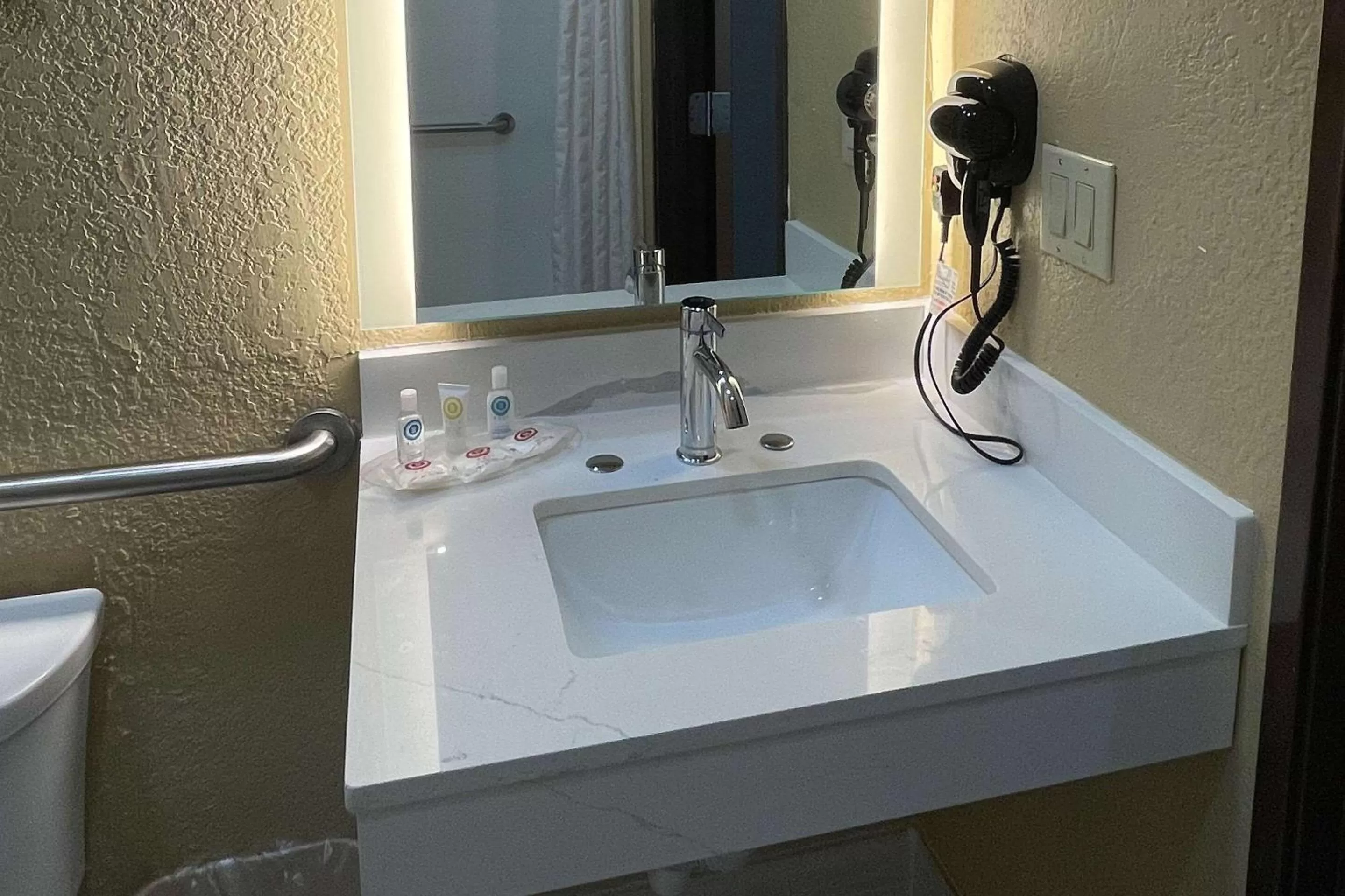 Bedroom in Comfort Suites Near Seaworld