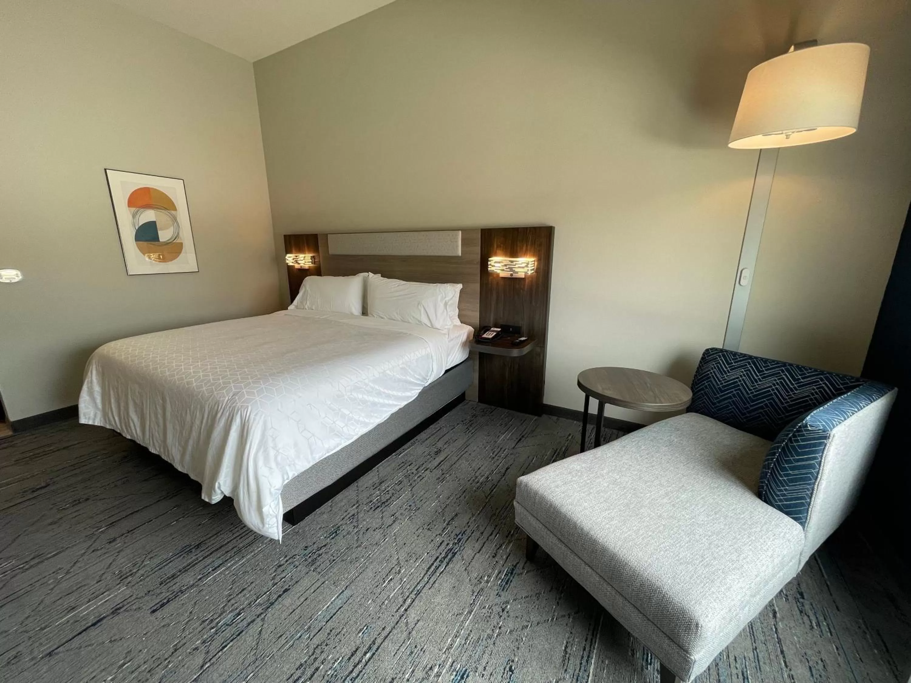 Photo of the whole room, Bed in Holiday Inn Express & Suites - Ft. Smith - Airport by IHG