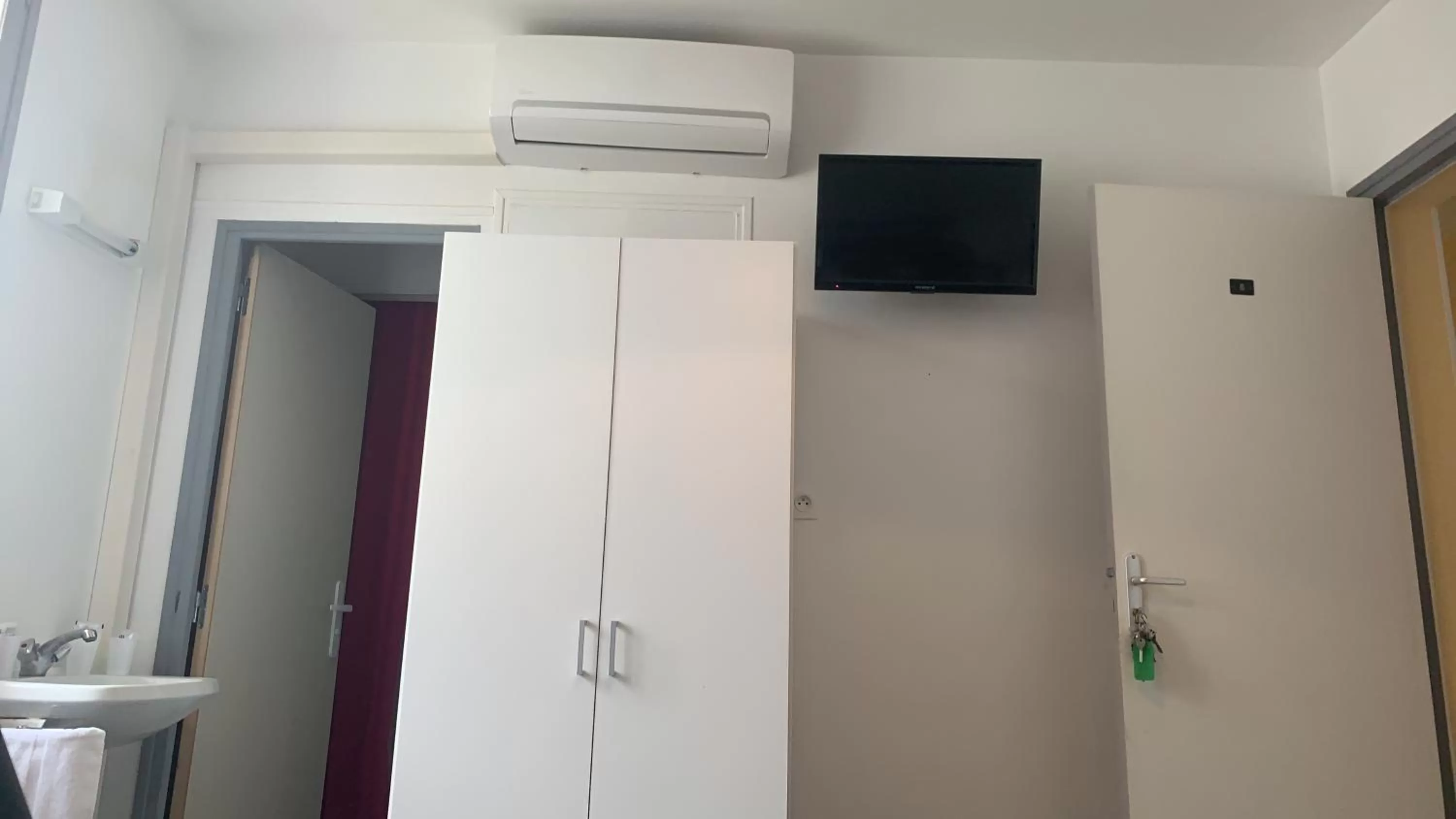 TV/Entertainment Center in HOTEL DU CYGNE DE LA CROIX BLANCHE