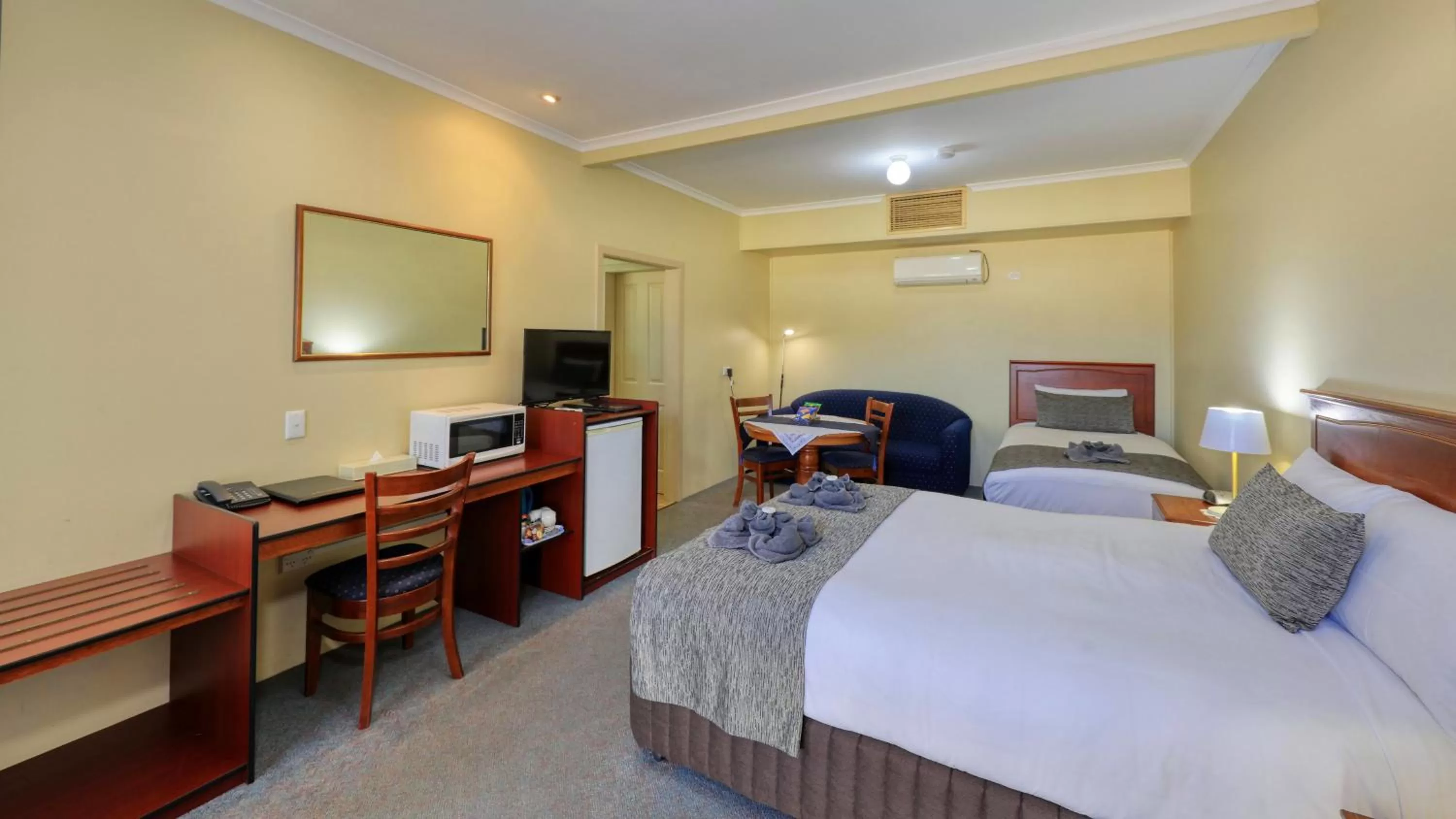 minibar, Bed in Oasis Motor Inn