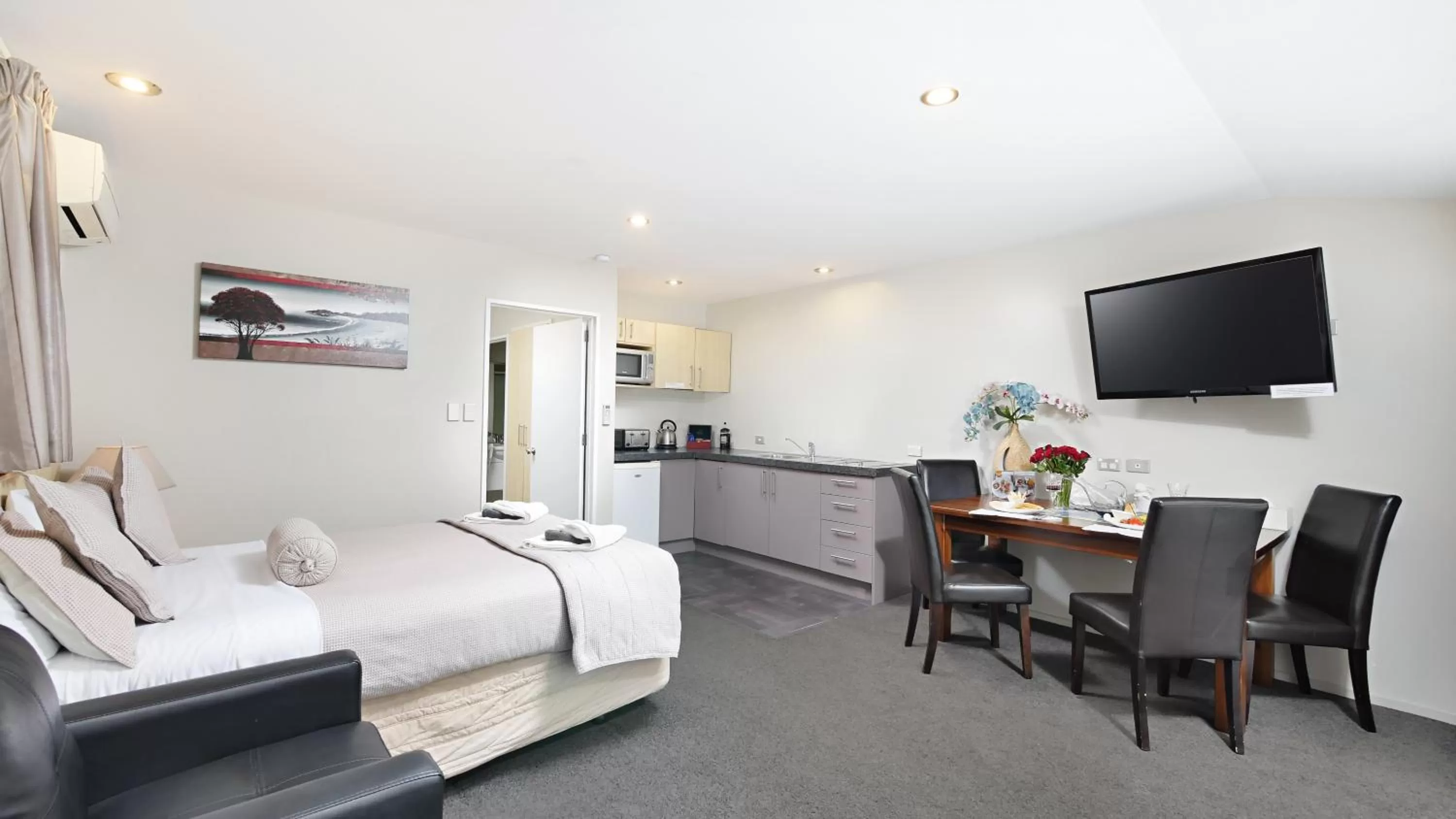 TV and multimedia, Bed in Arthur's Court Motor Lodge