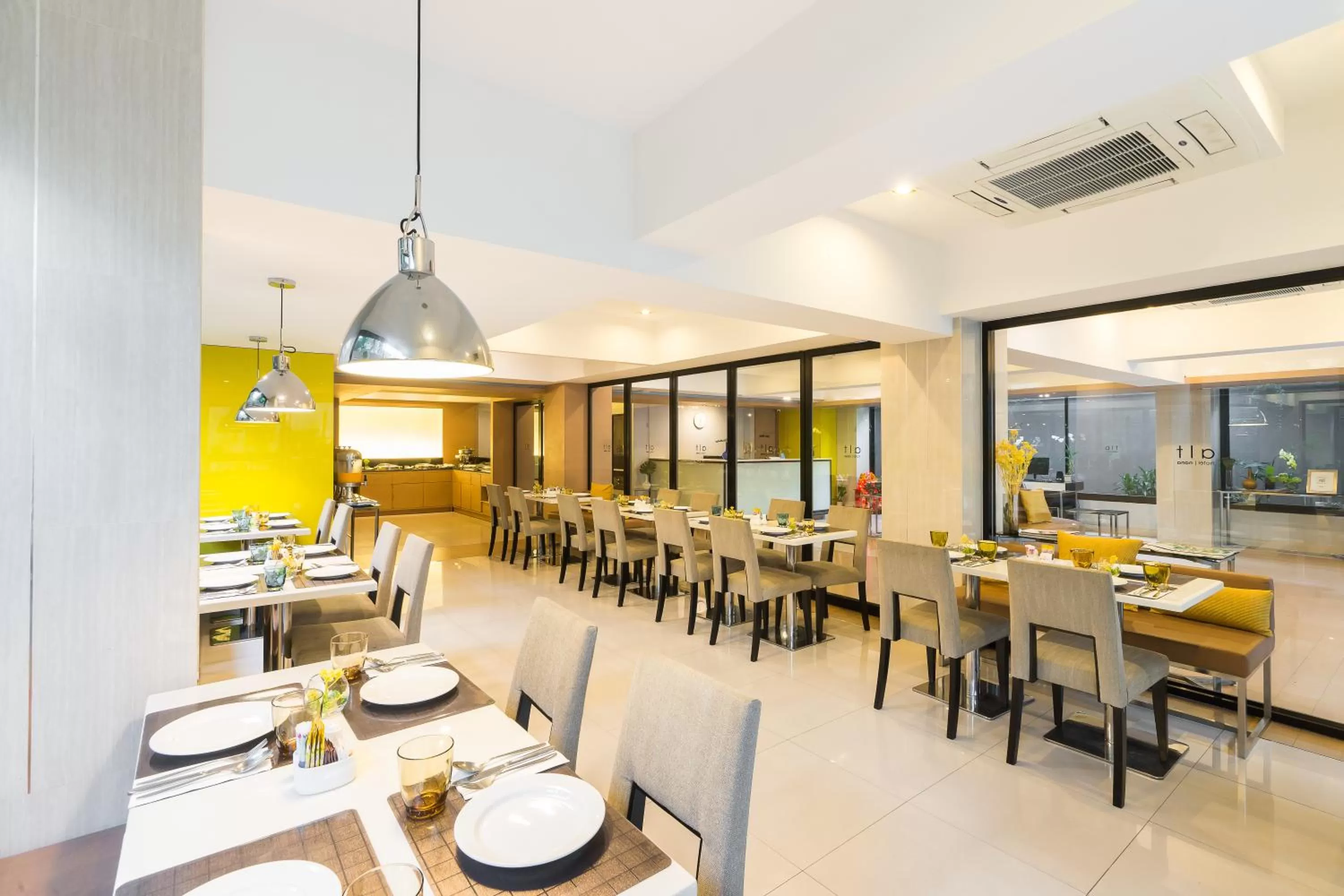 Restaurant/places to eat in Alt Hotel Nana by UHG