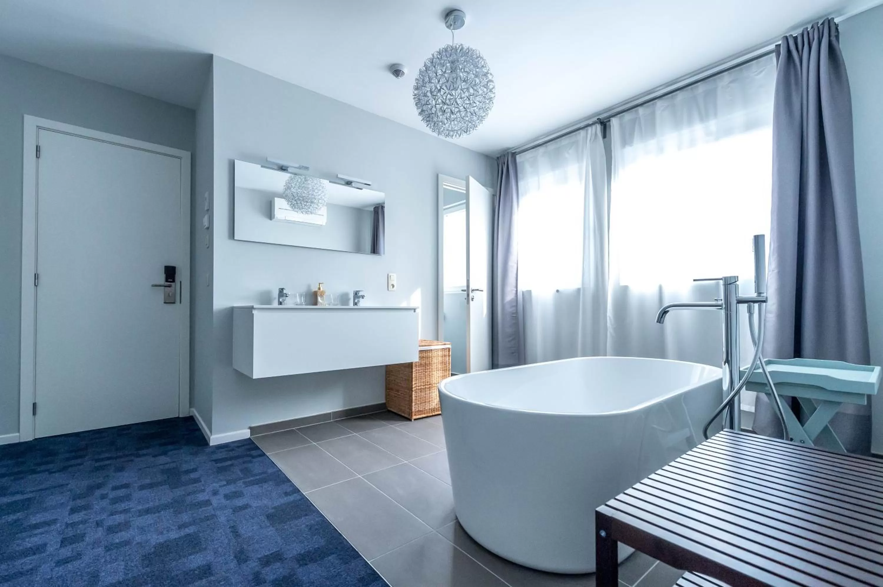 Bathroom, Bed in Hotel Temse