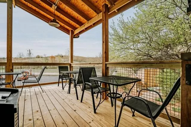 Restaurant/places to eat, Balcony/Terrace in Hocking Hills Inn