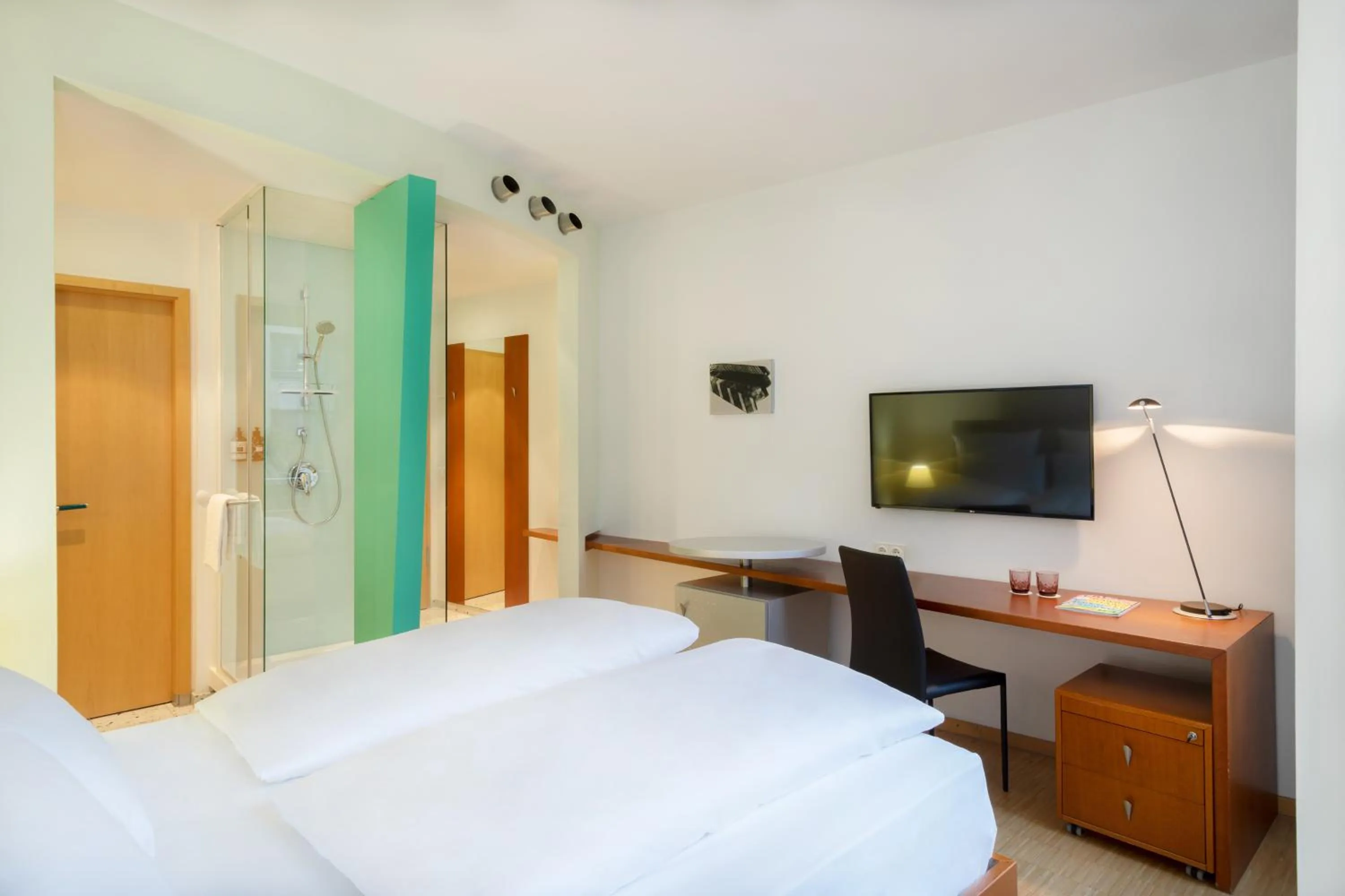 Shower, Bed in FOUR Munich Neue Messe