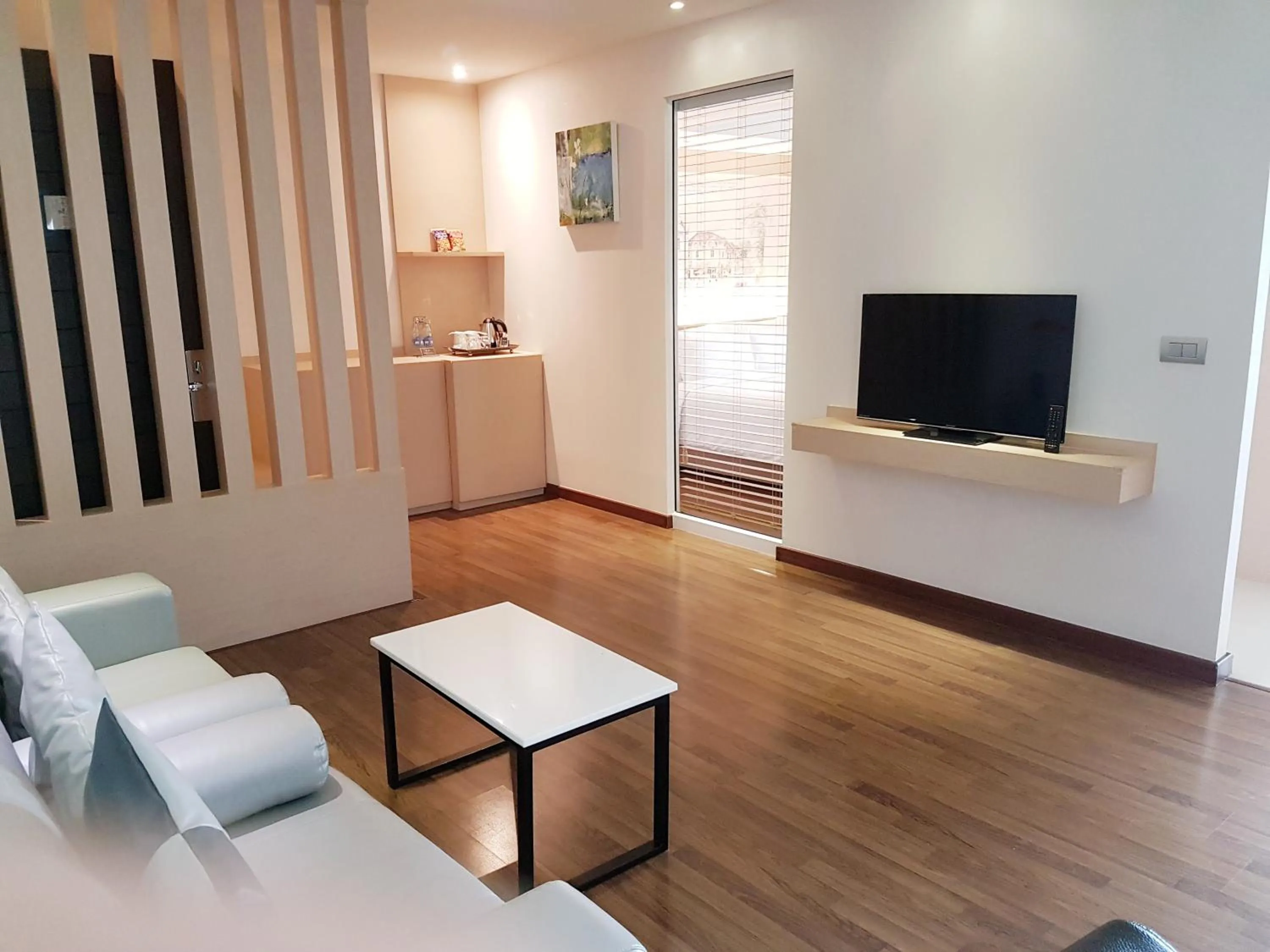 TV and multimedia in Parinda Hotel