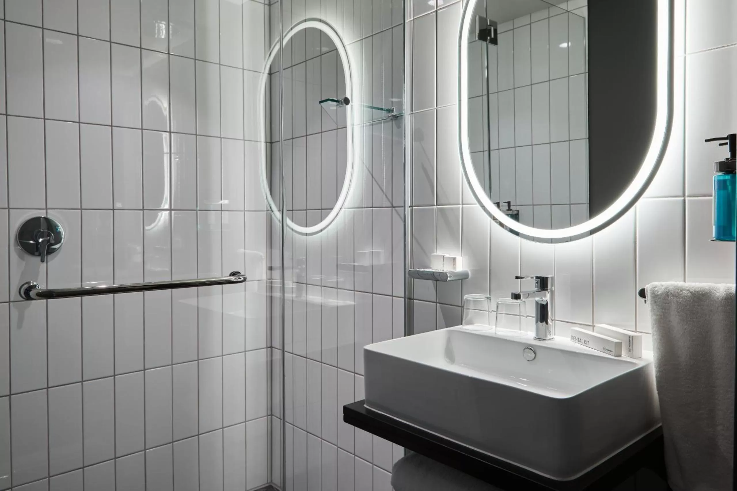 Shower in The Rockefeller Hotel by NEWMARK