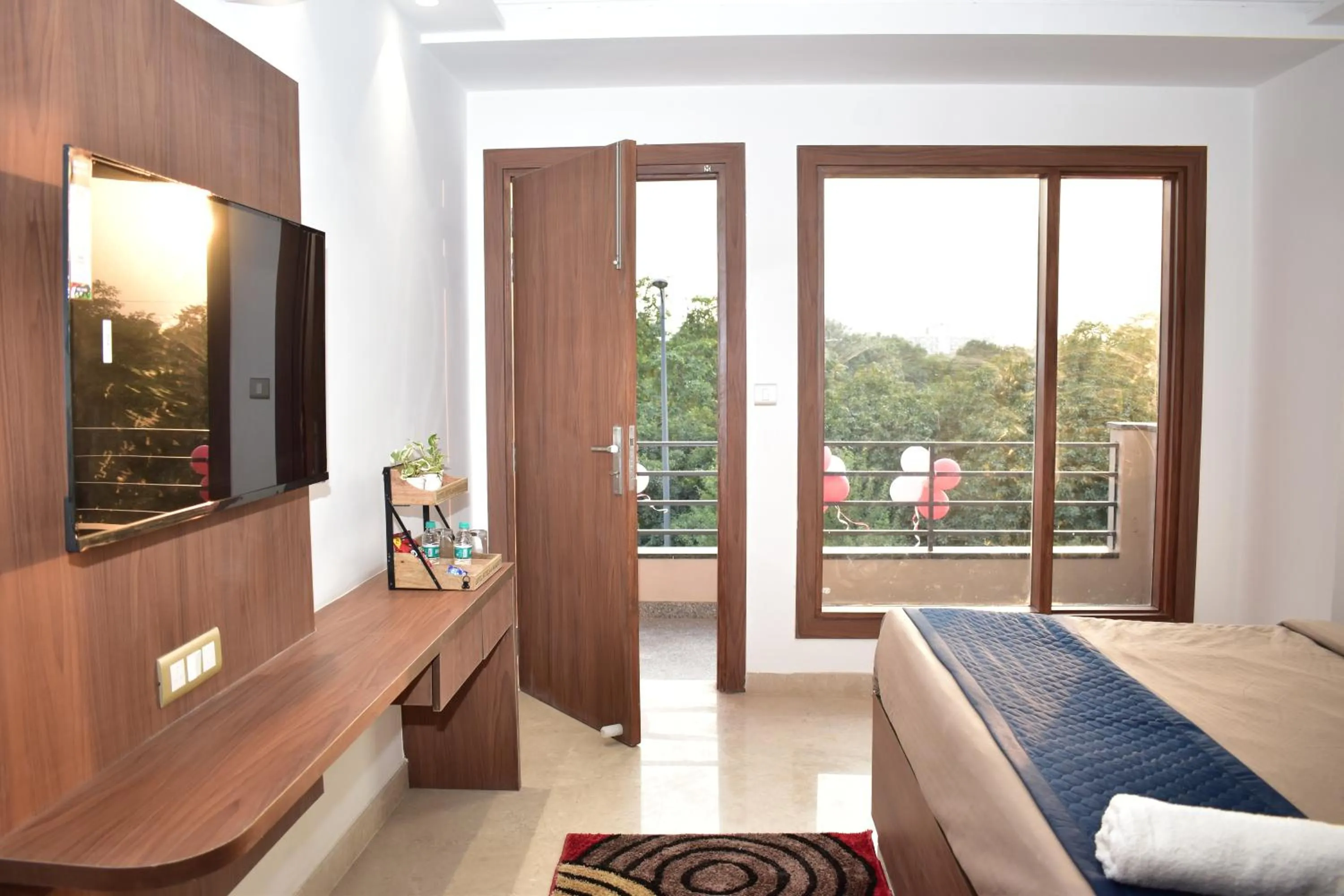 Communal lounge/ TV room, Bed in Qotel Comfort Ashok Vihar - Near Delhi University