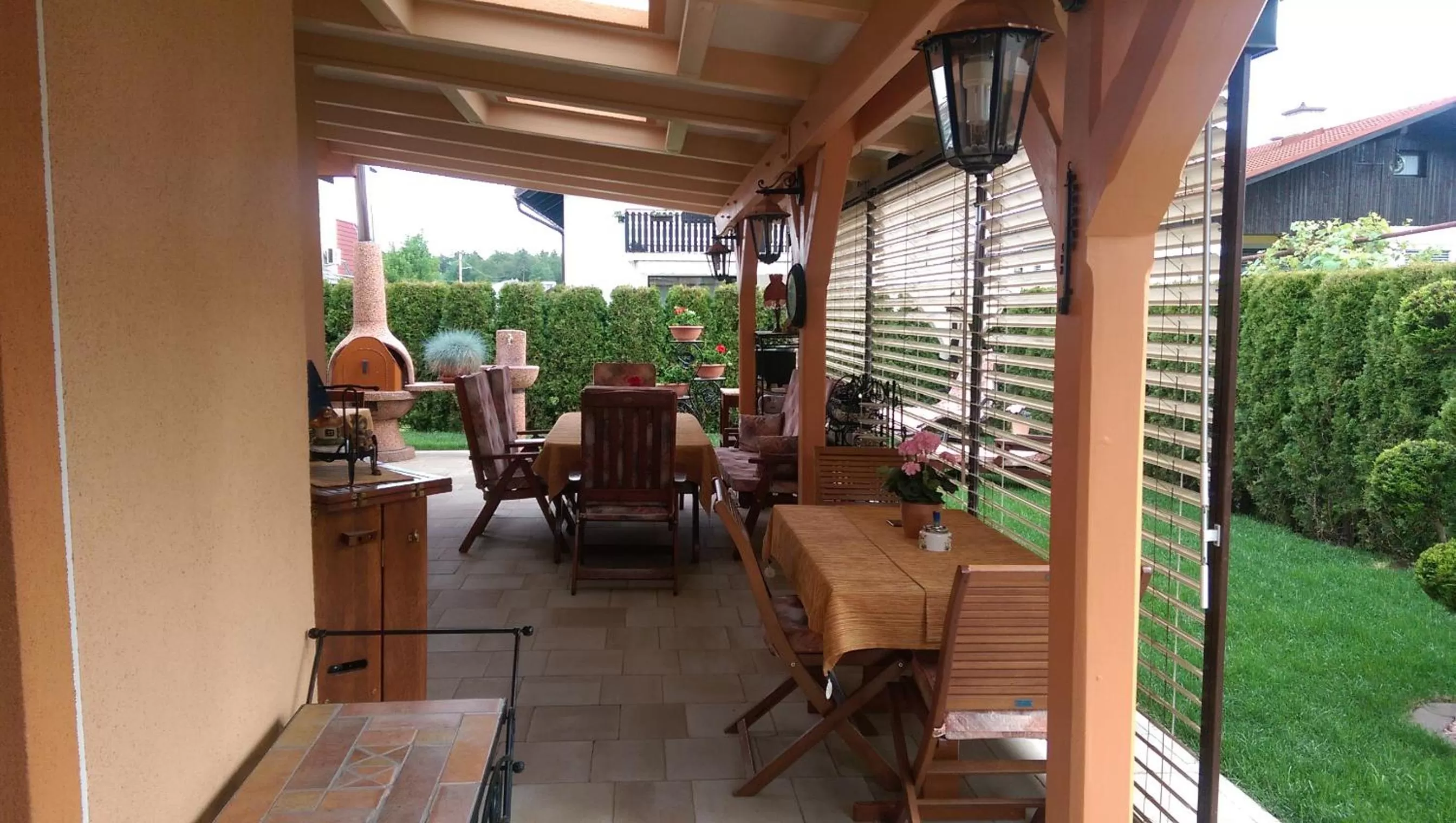 Restaurant/Places to Eat in Rooms Beros