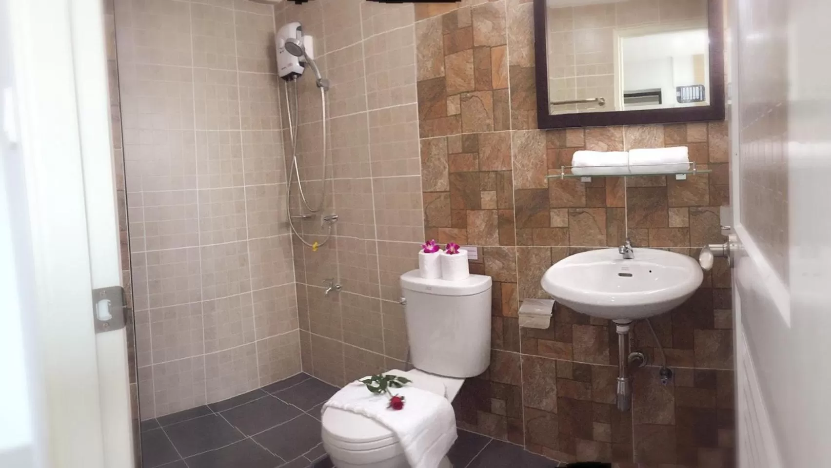 Shower in Nava Grand