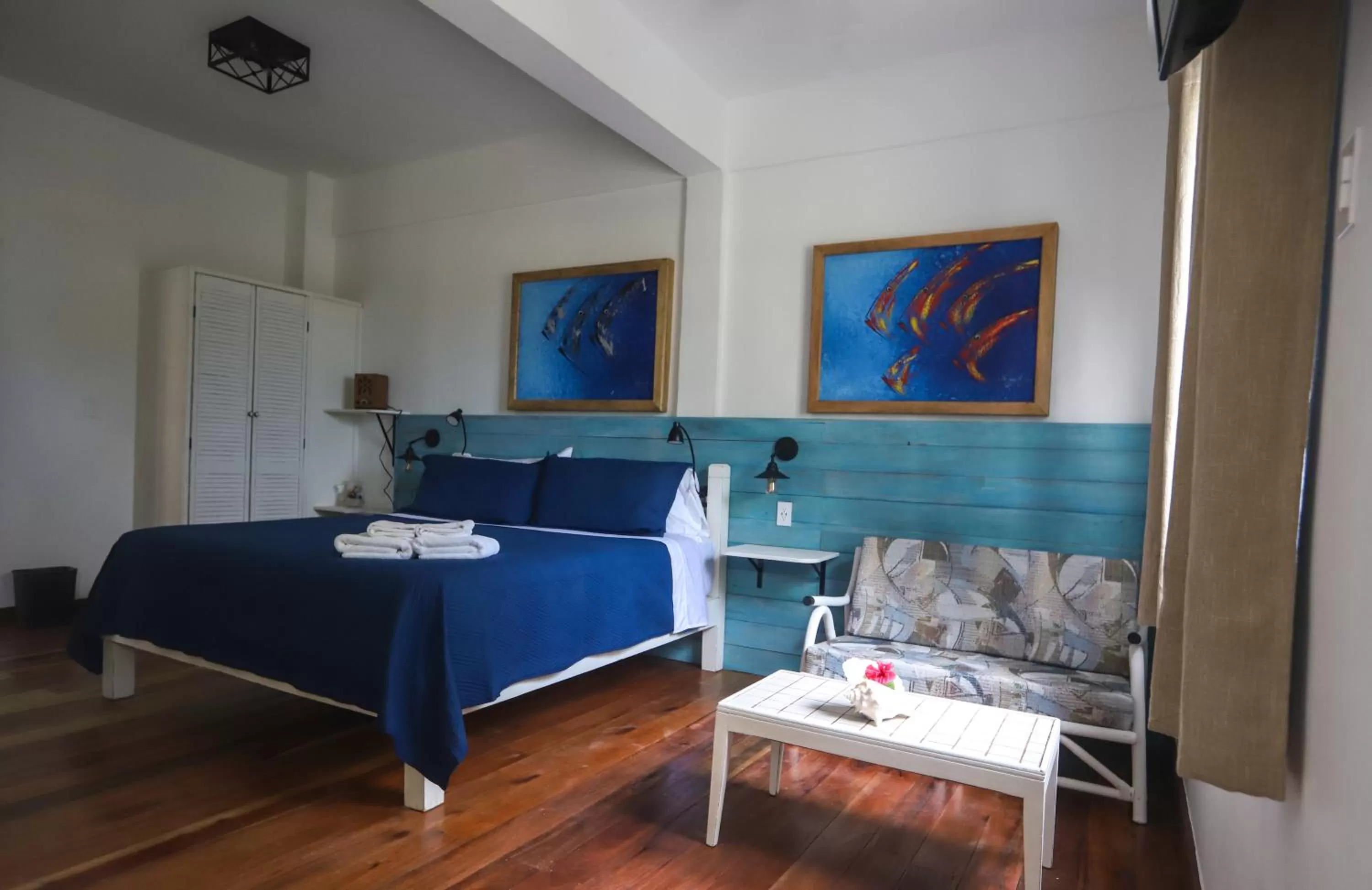 Bedroom, Bed in Treetops Hotel