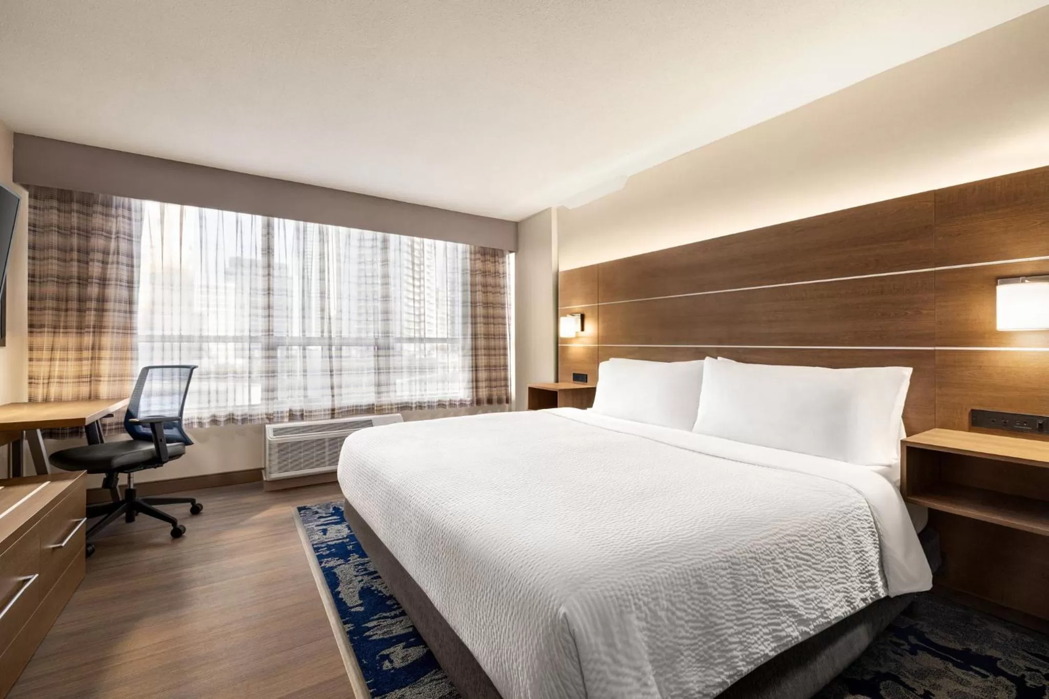 Photo of the whole room, Bed in Holiday Inn Express Vancouver-Metrotown (Burnaby)