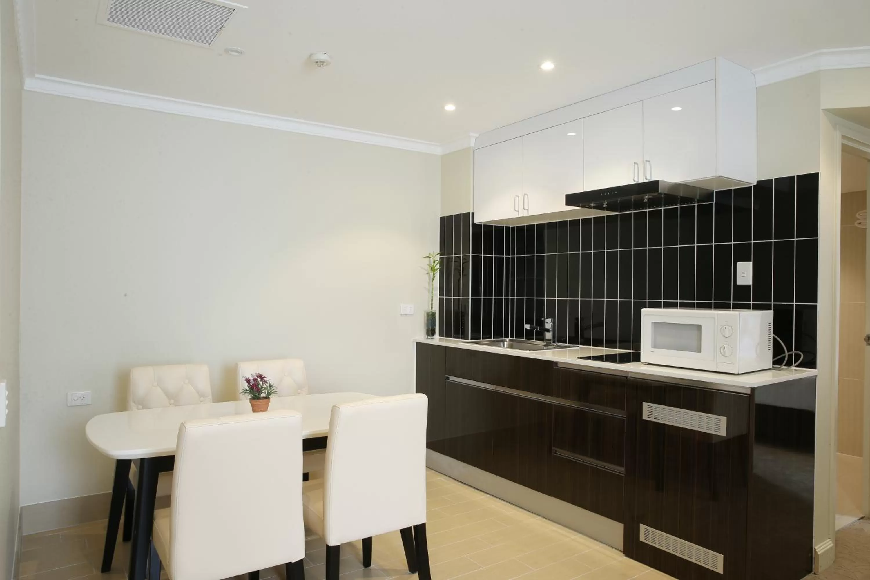 Kitchen or kitchenette in Hotel Diana Woolloongabba