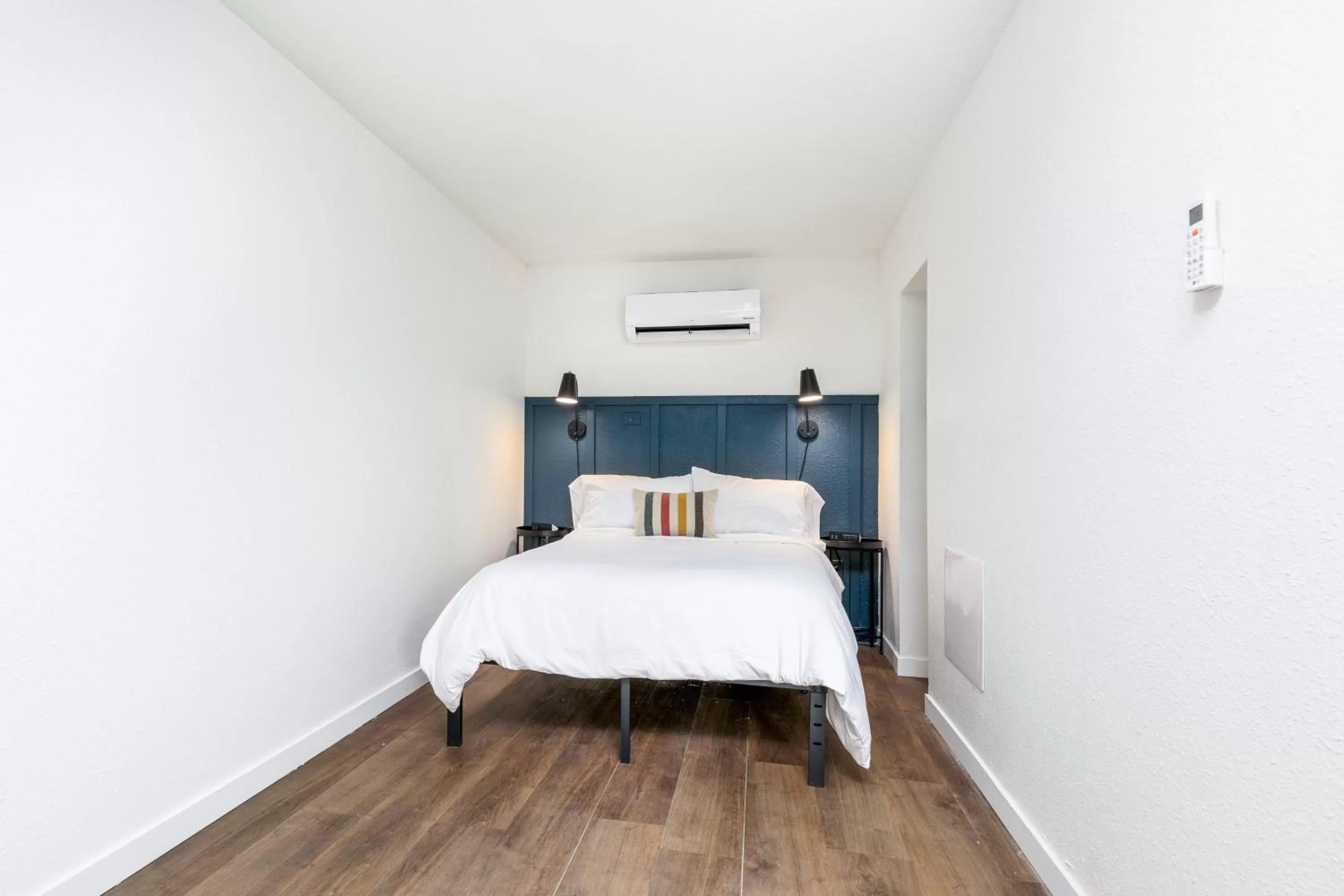 Bedroom, Bed in Minecart Motor Lodge