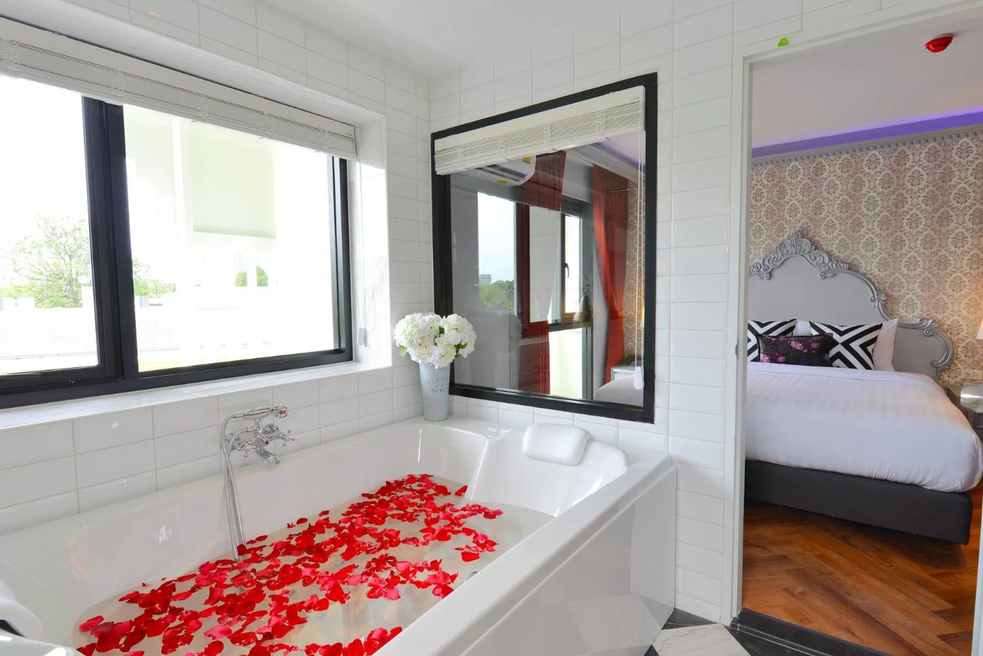 Bathroom, Bed in Villa De Khaosan by Chillax