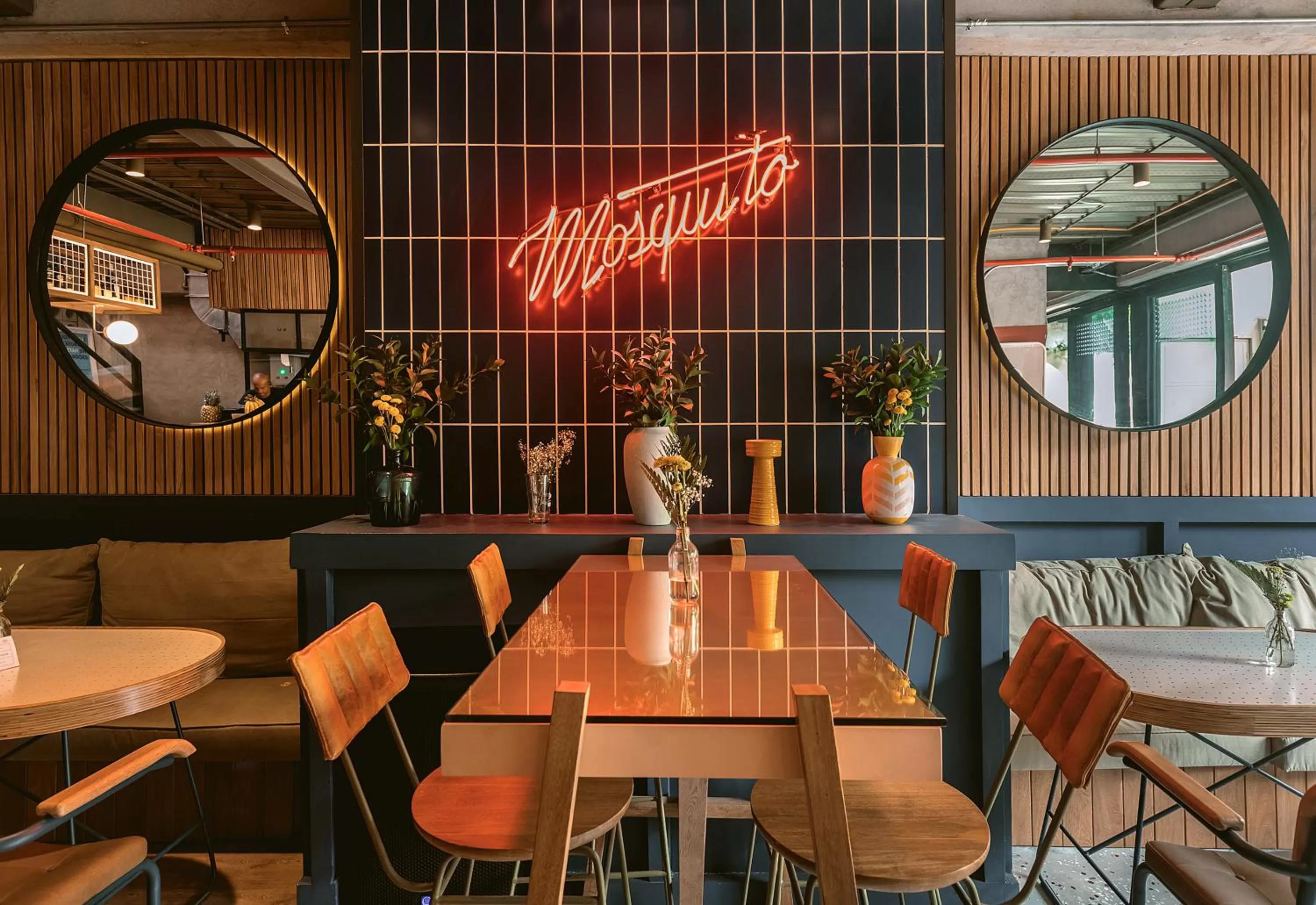 Restaurant/places to eat in The Somos Beats Hotel & Rooftop