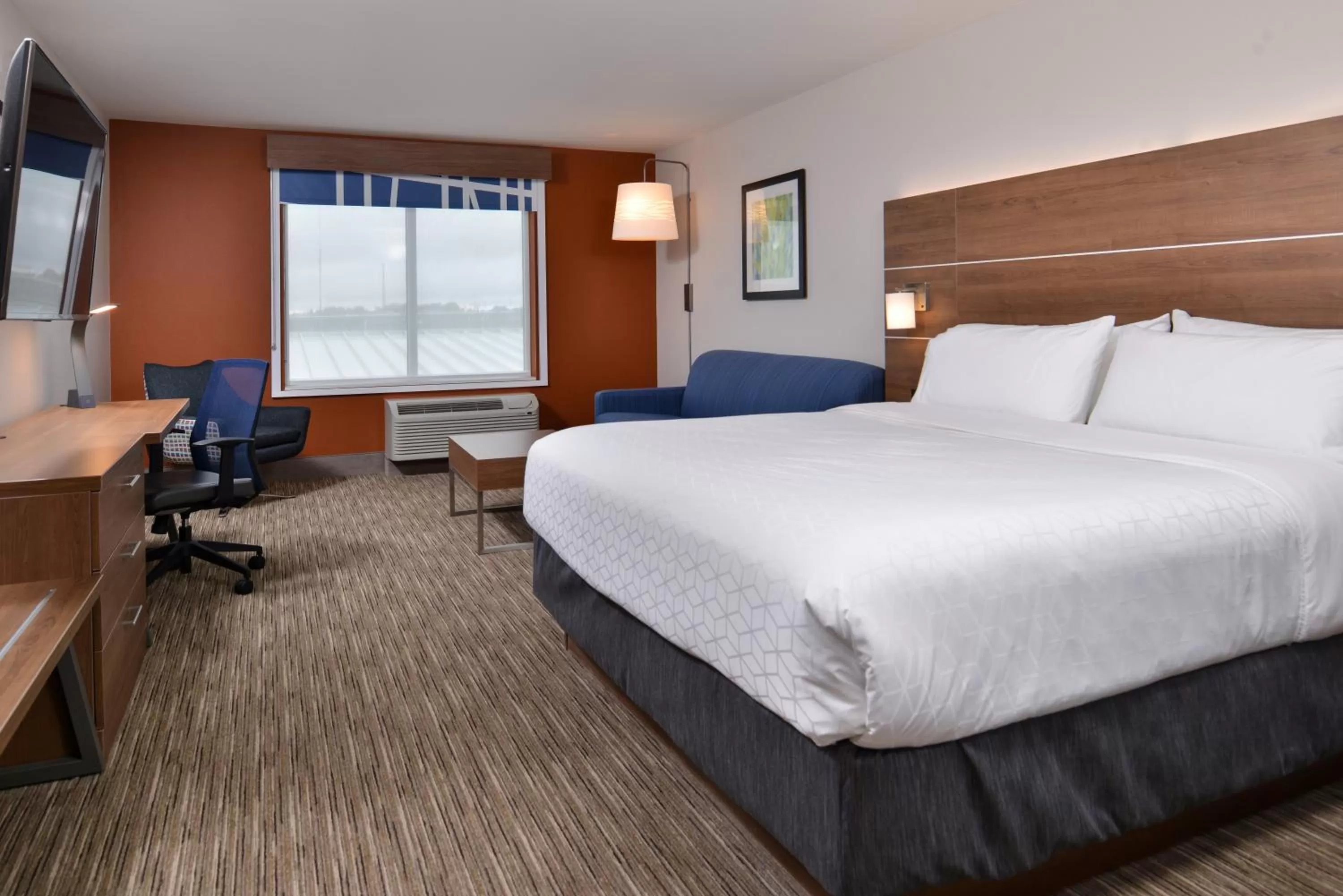 Photo of the whole room, Bed in Holiday Inn Express & Suites - Marshalltown by IHG