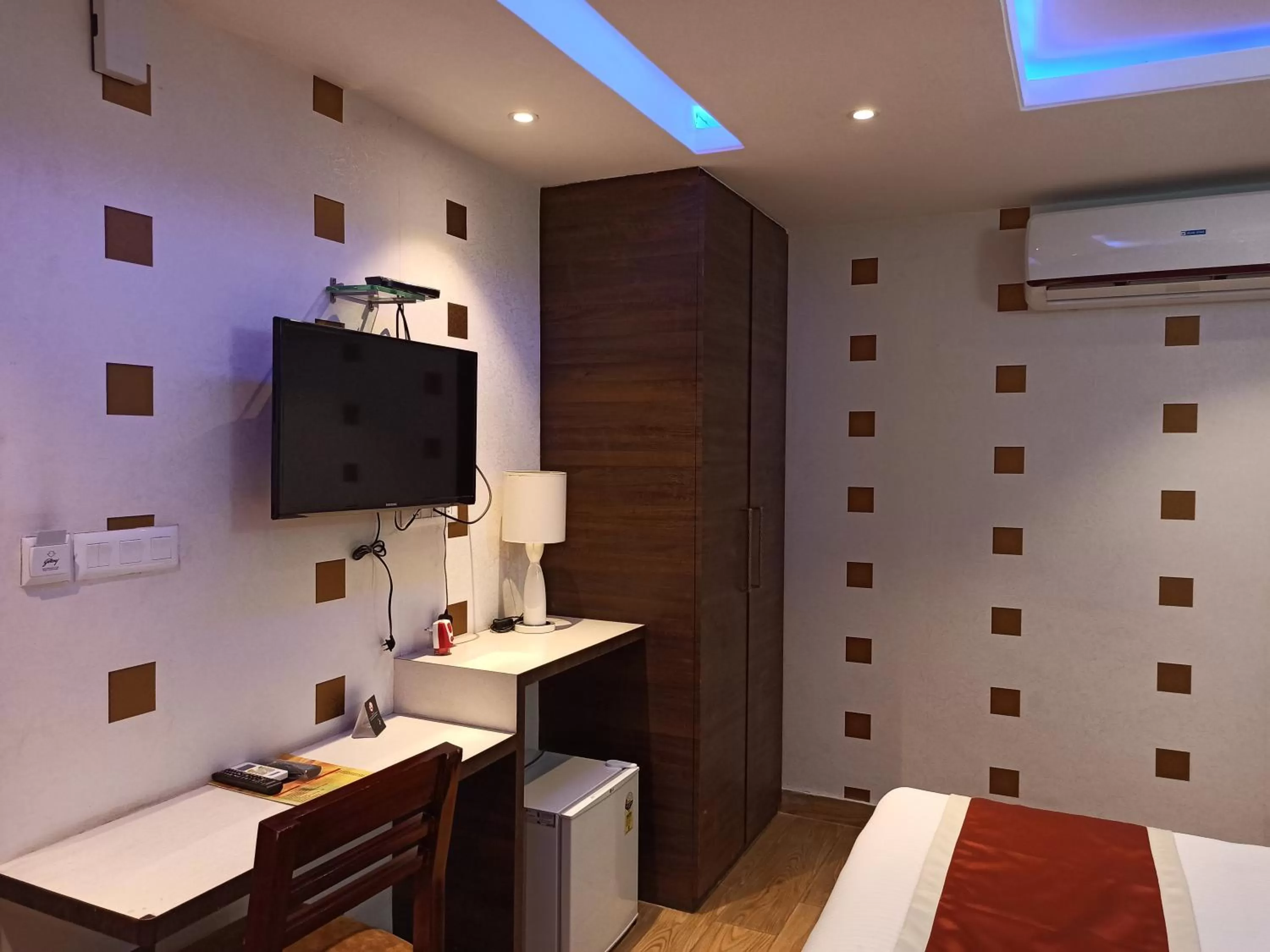 Communal lounge/ TV room, TV/Entertainment Center in Hotel A P Home's - A Boutique Hotel