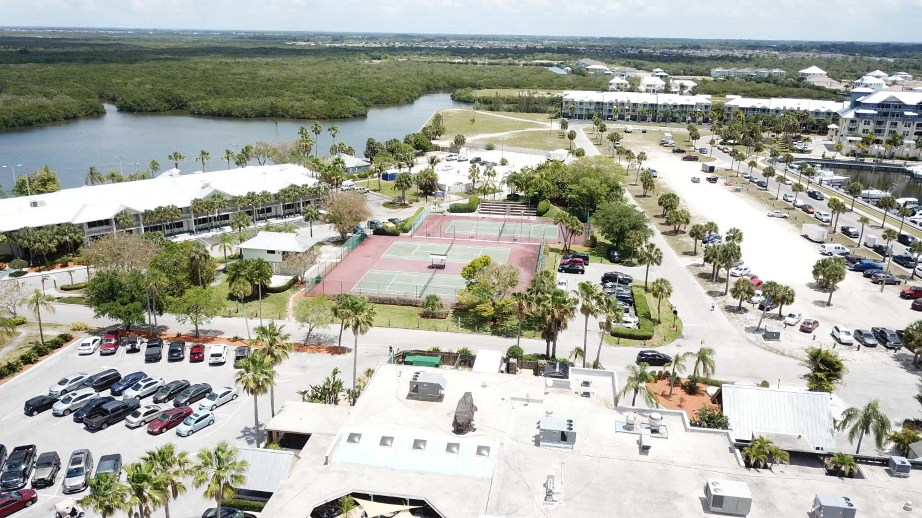 Day in TAMPA BAY, BEACH step away, WIFI, FREE PARKING,POOLS, JACUZZI