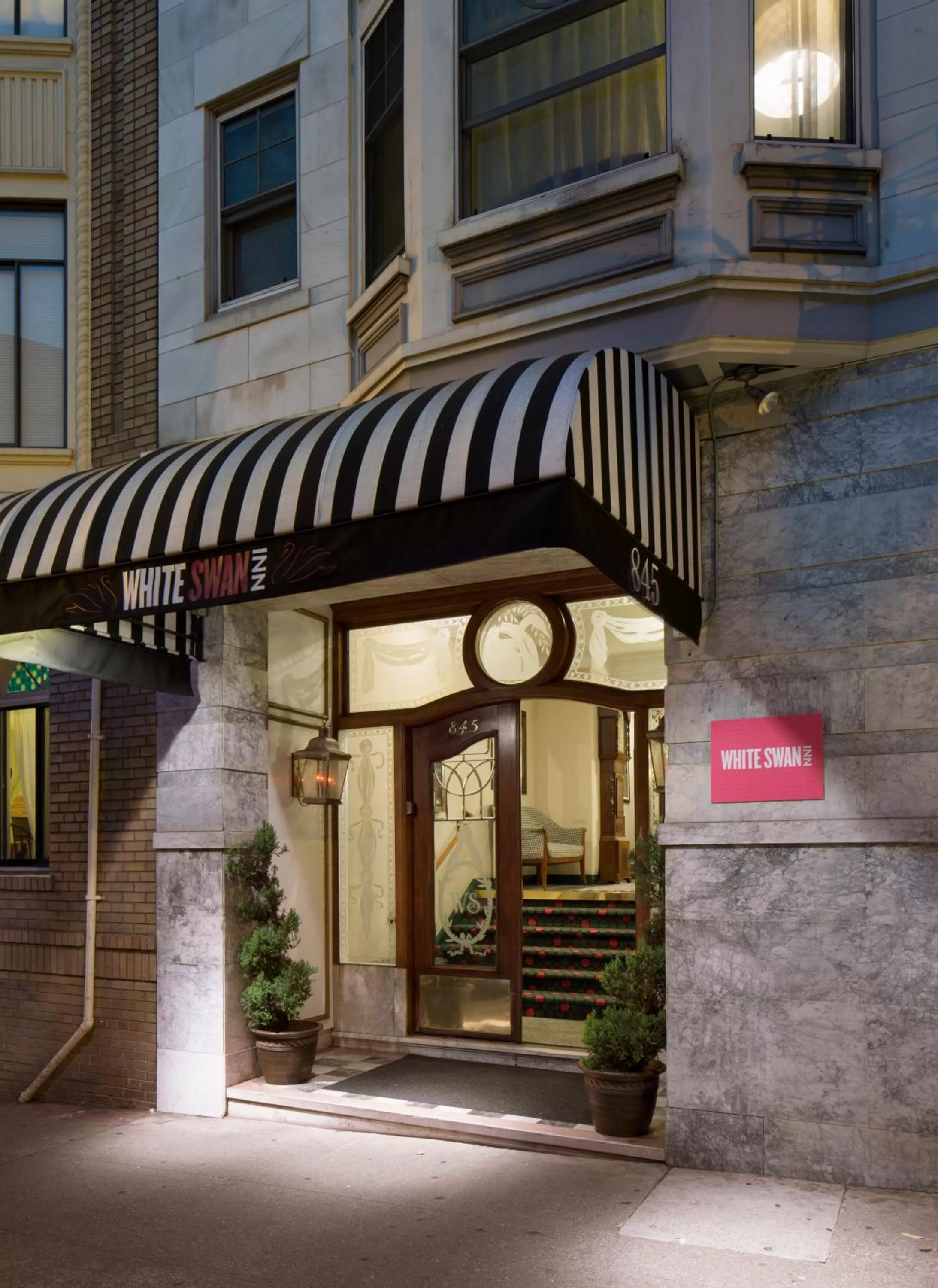 Facade/entrance in White Swan Inn