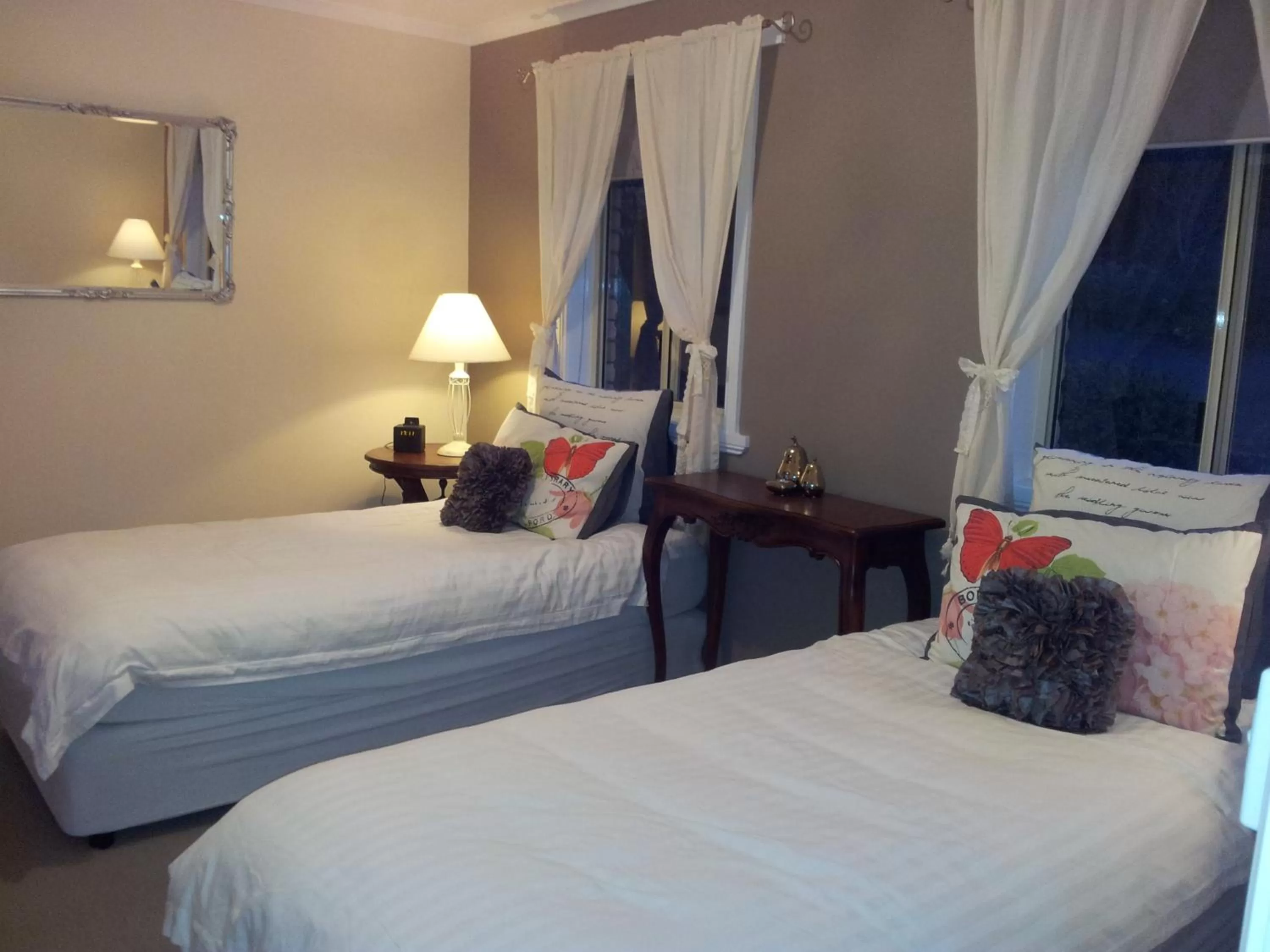 Night, Bed in Waterview Gardens B&B