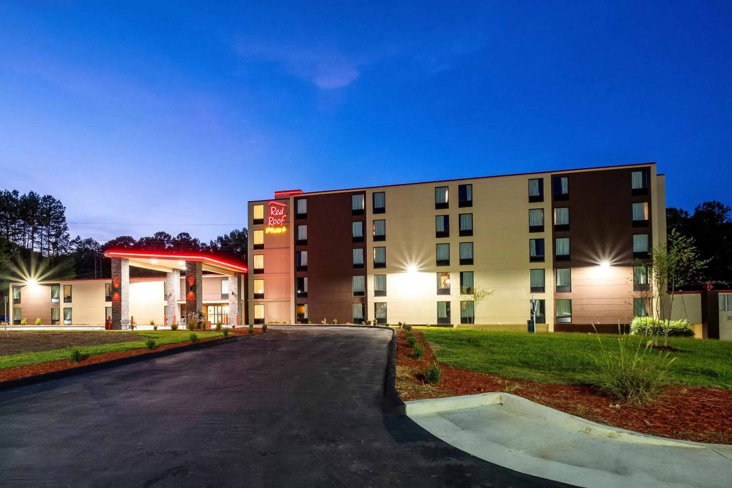 Property building in Red Roof Inn PLUS+ Tuscaloosa - University