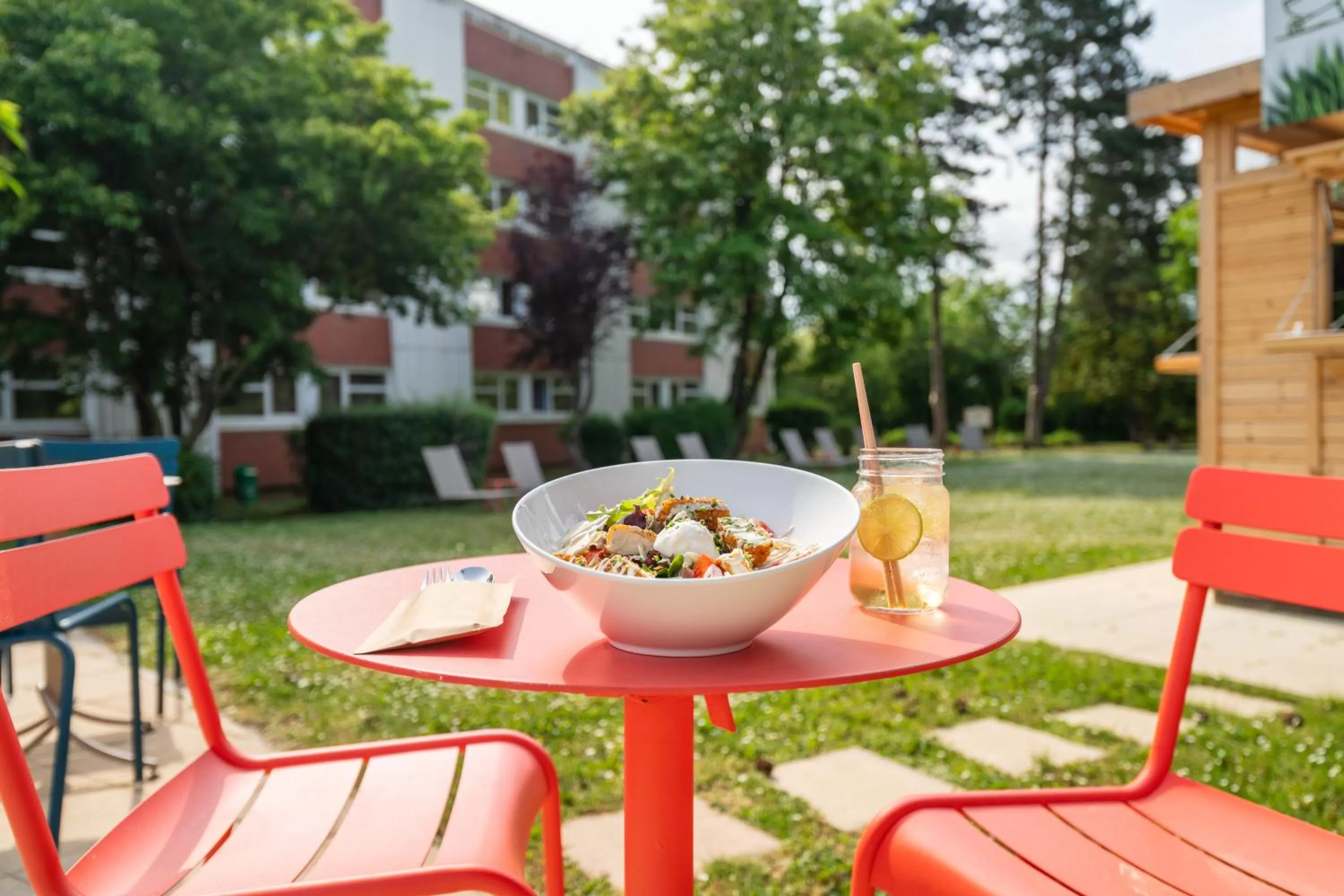 Patio in B&B HOTEL Lyon Nord 4 étoiles