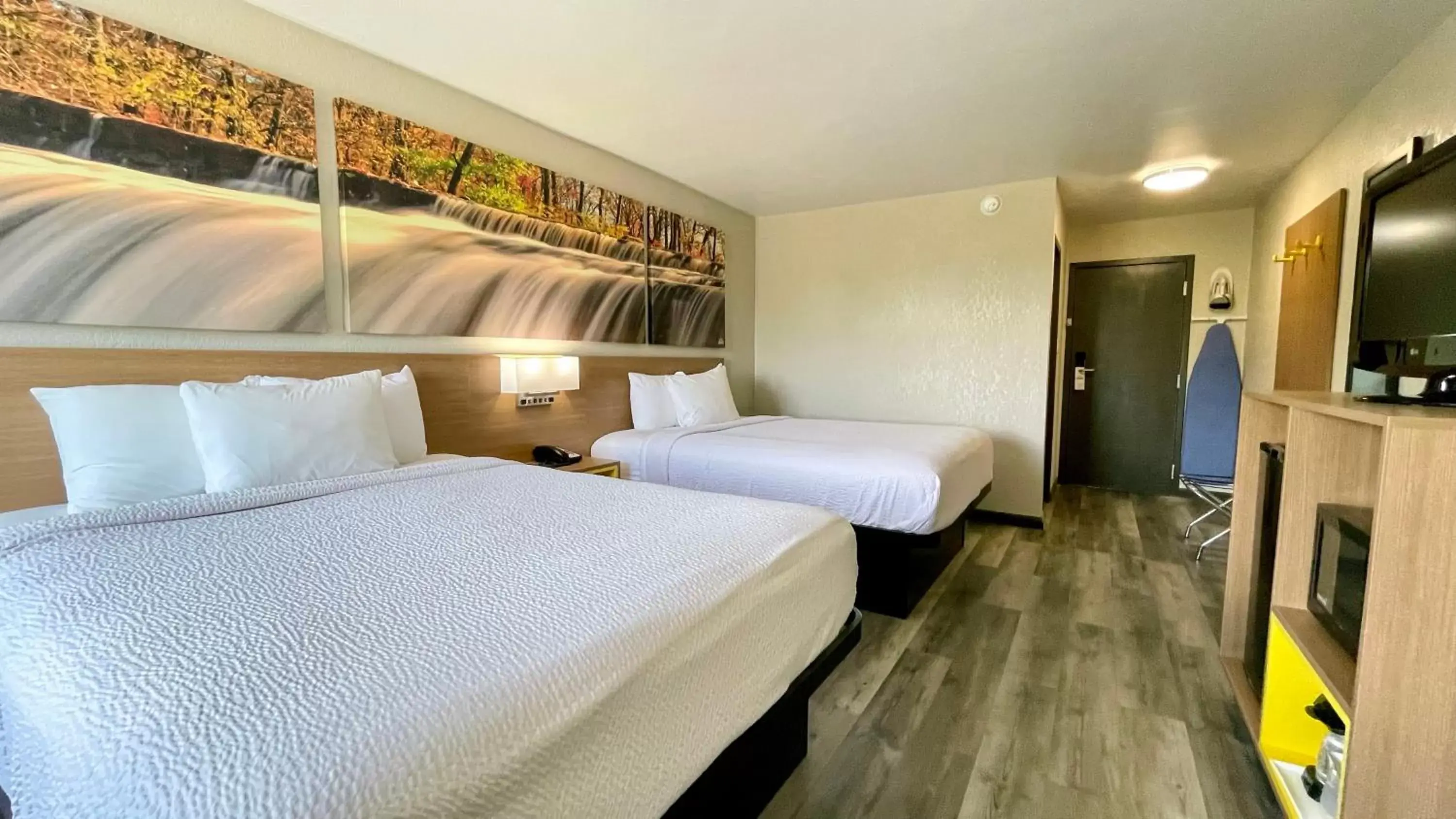 Queen Room with Two Queen Beds - Non-Smoking in Days Inn by Wyndham Columbus IN Queen Room with Two Queen Beds - Non-Smoking in Days Inn by Wyndham Columbus IN