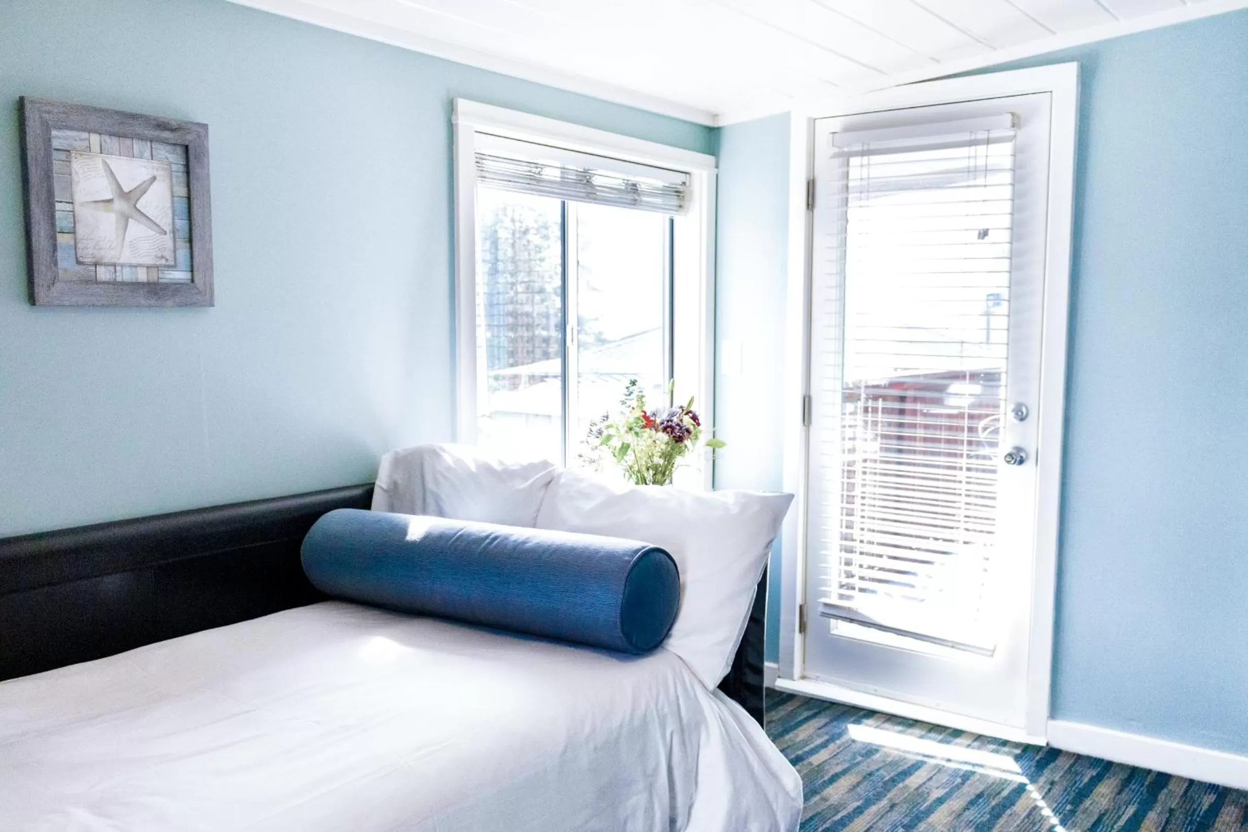 View (from property/room), Bed in Ocean Echo Inn & Beach Cottages