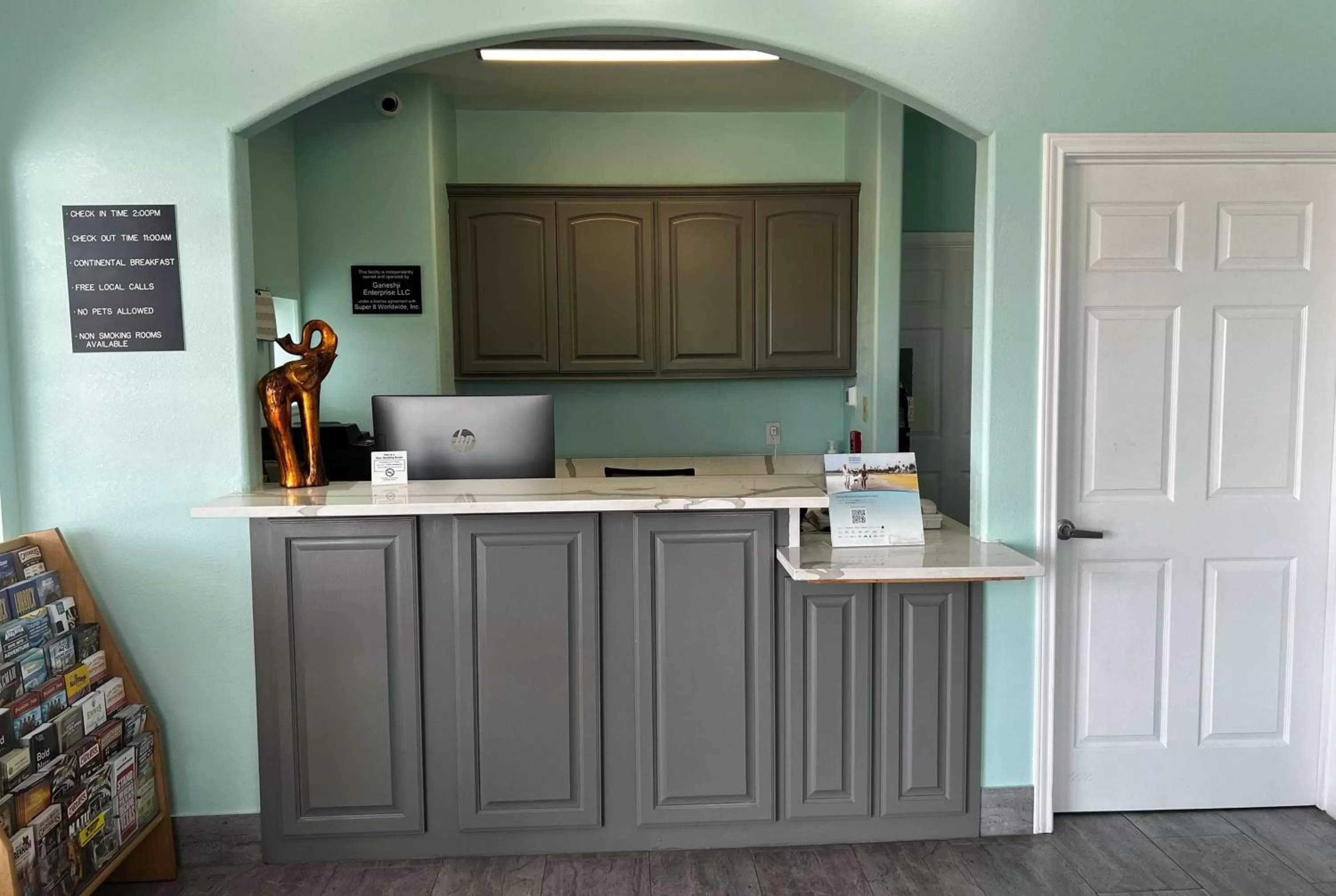 Lobby or reception, Kitchen/Kitchenette in Super 8 by Wyndham Montgomery/ Lake Conroe