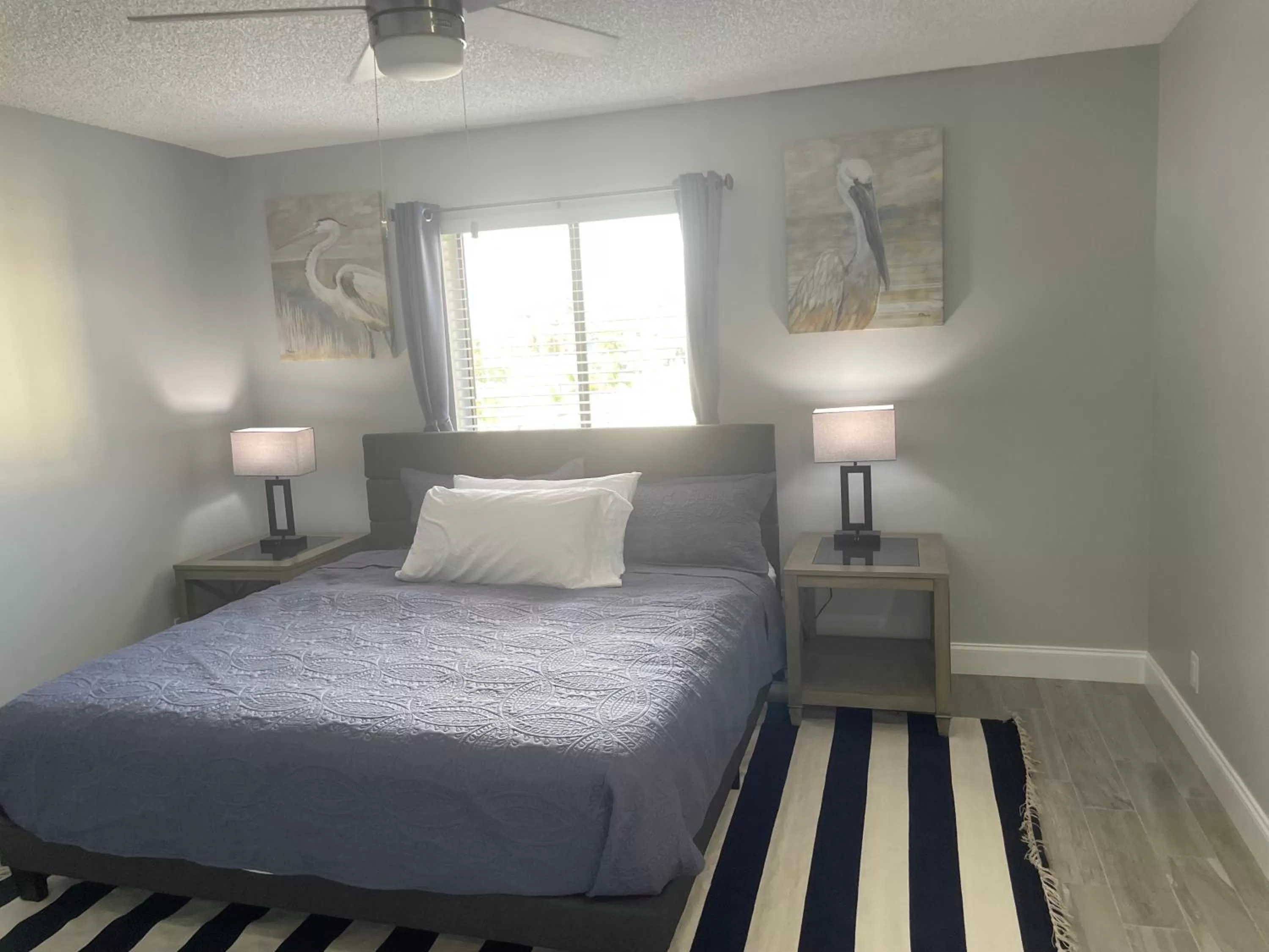 Bed in Sunny Palms Inn