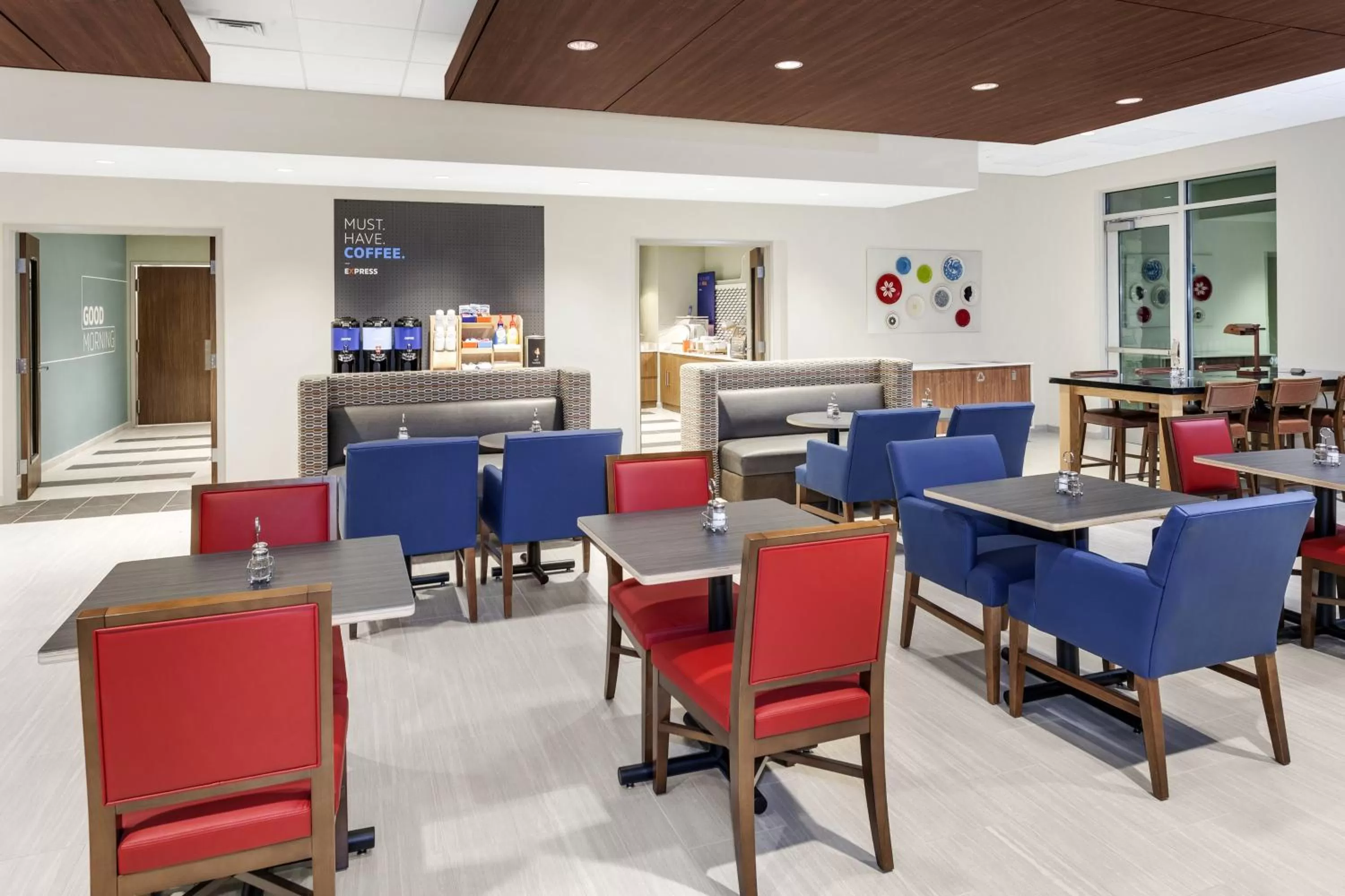 Breakfast in Holiday Inn Express & Suites - Hudson I-94 by IHG