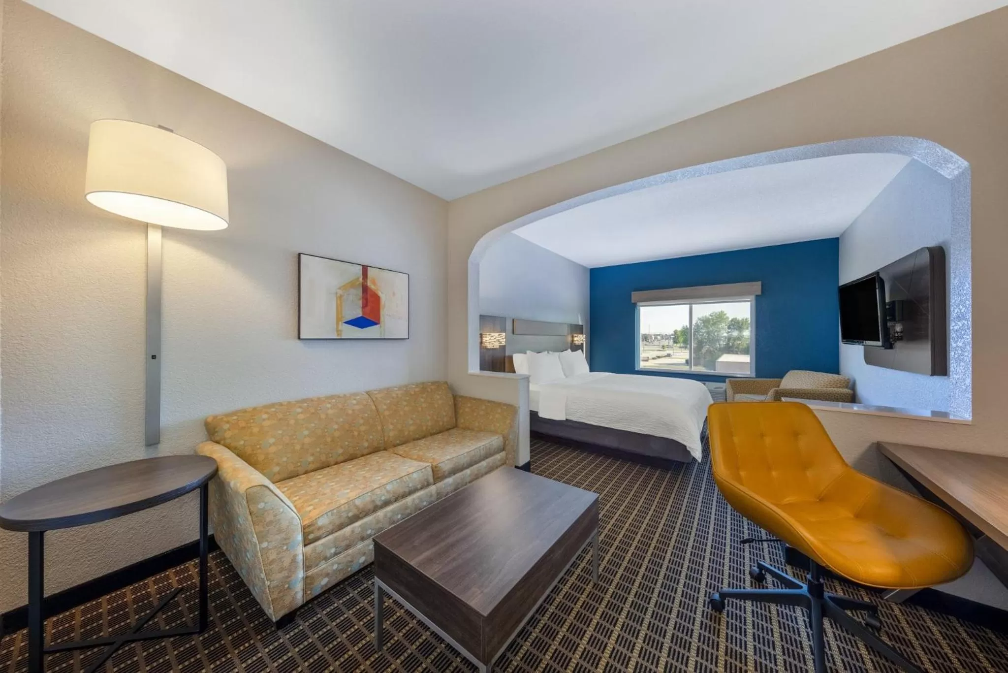 Photo of the whole room, Bed in Holiday Inn Express & Suites Pittsburg by IHG