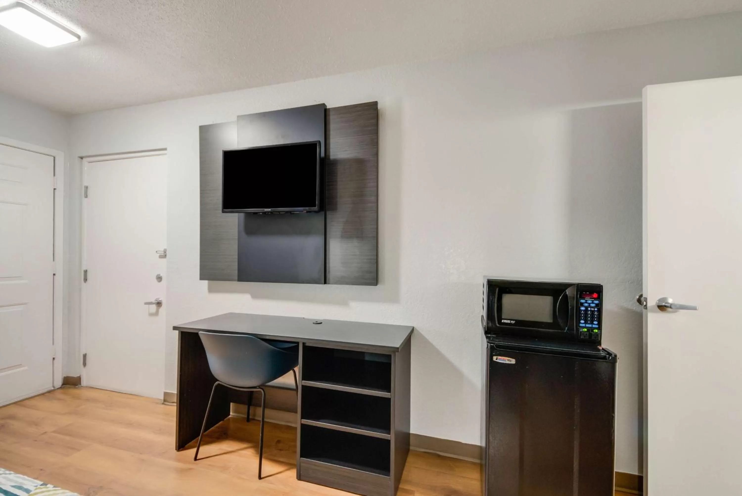 Photo of the whole room in Motel 6-Laredo, TX - North I-35