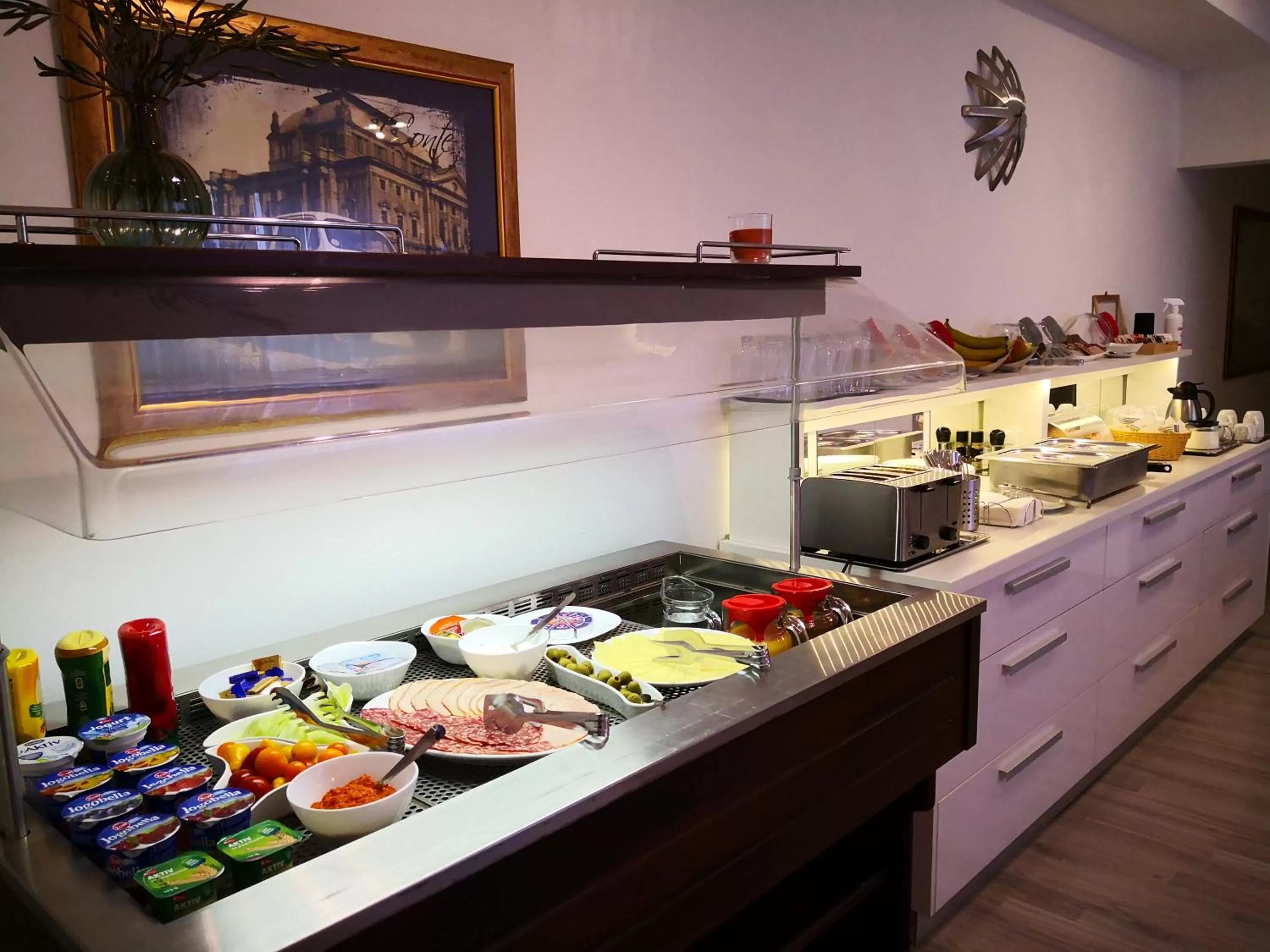 Dining area, Kitchen/Kitchenette in Grand Bells Bed And Breakfast